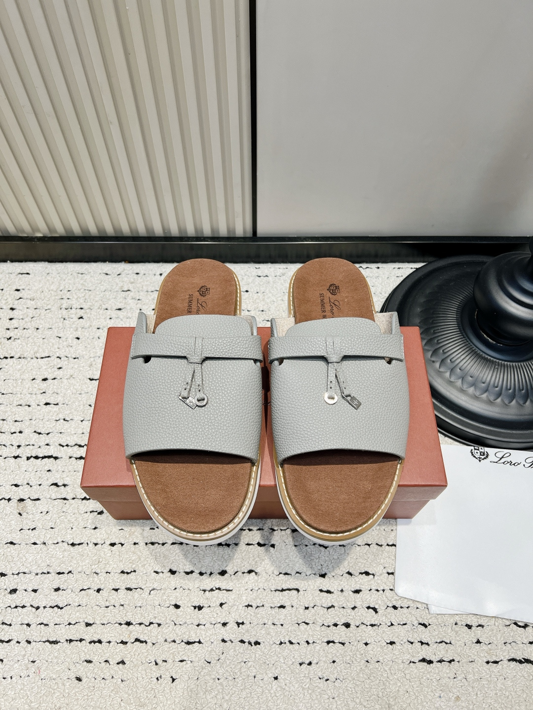 NO:930205,Loro Piana classic tassel buckle sandals, comfortable non-slip leather slippers 26ss. People who understand texture will definitely buy this pair of Loro Piana sandals!  The suede is gentle and high-end, with no exaggerated logos. It relies on fine leather to win. The tassel metal buckle is the finishing touch, simple and attractive. The entire sheep suede upper feels soft, waxy and silky, and the vegetable-tanned cowhide insole feels like stepping on clouds, and it does not scratch your feet after walking for a long time.  The loose fit accommodates various foot types, and can be worn by both boys and girls. It brings a lazy and elegant look when paired with linen pants, suits, and dresses. It can be used for vacations, commuting, and daily walks. It is low-key and unobtrusive, and the atmosphere is directly filled. ■Size 39-46 (38.45.46. Customized, non-refundable), slippers, loro piana, slippers, skirts, business suit, cowhide, chamois leather19860909Loro Piana经典流苏扣凉拖 舒适防滑真皮拖鞋26ss 懂质感的人一定会入这双Loro Piana凉拖！ 麂皮温柔又高级,没有浮夸logo,靠细腻皮料取胜,流苏金属扣是点睛小设计,简约耐看. 整张羊反绒鞋面摸起来软糯丝滑,植鞣牛皮鞋垫踩上去像踩云朵,长时间走路完全不磨脚. 版型宽松包容各种脚型,男生女生都能穿.搭配亚麻裤、西装、连衣裙都自带慵懒贵气,度假、通勤、日常遛弯全能hold住,低调不张扬,氛围感直接拉满. ■码数39-46（38.45.46.定做不退换）,拖鞋,loro piana,slippers,skirts,business suit,cowhide,chamois leather,Women's Shoes