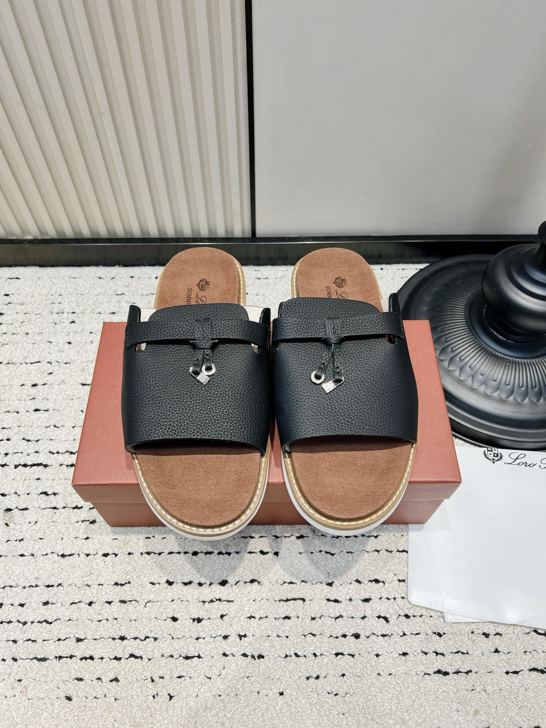 NO:930214,Loro Piana classic tassel buckle sandals, comfortable non-slip leather slippers 26ss. People who understand texture will definitely buy this pair of Loro Piana sandals!  Gentle and high-end, without exaggerated logos, it relies on delicate leather materials. The tassel metal buckle is the finishing touch, simple and attractive. The entire sheep suede upper feels soft and silky, and the vegetable tanned cowhide insole feels like stepping on clouds, and it does not scratch your feet after walking for a long time.  The loose fit accommodates various foot types and can be worn by both boys and girls. It brings a lazy and elegant look when paired with linen pants, suits, and dresses. It can be used for vacations, commuting, and daily walks. It is low-key and unobtrusive, and the atmosphere is directly filled. ■Size 39-46 (38.45.46. Customized, non-refundable), slippers, loro piana, slippers, skirts, business suit, cowhide19860909Loro Piana经典流苏扣凉拖 舒适防滑真皮拖鞋26ss 懂质感的人一定会入这双Loro Piana凉拖！ 温柔又高级,没有浮夸logo,靠细腻皮料取胜,流苏金属扣是点睛小设计,简约耐看. 整张羊反绒鞋面摸起来软糯丝滑,植鞣牛皮鞋垫踩上去像踩云朵,长时间走路完全不磨脚. 版型宽松包容各种脚型,男生女生都能穿.搭配亚麻裤、西装、连衣裙都自带慵懒贵气,度假、通勤、日常遛弯全能hold住,低调不张扬,氛围感直接拉满. ■码数39-46（38.45.46.定做不退换）,拖鞋,loro piana,slippers,skirts,business suit,cowhide,Women's Shoes