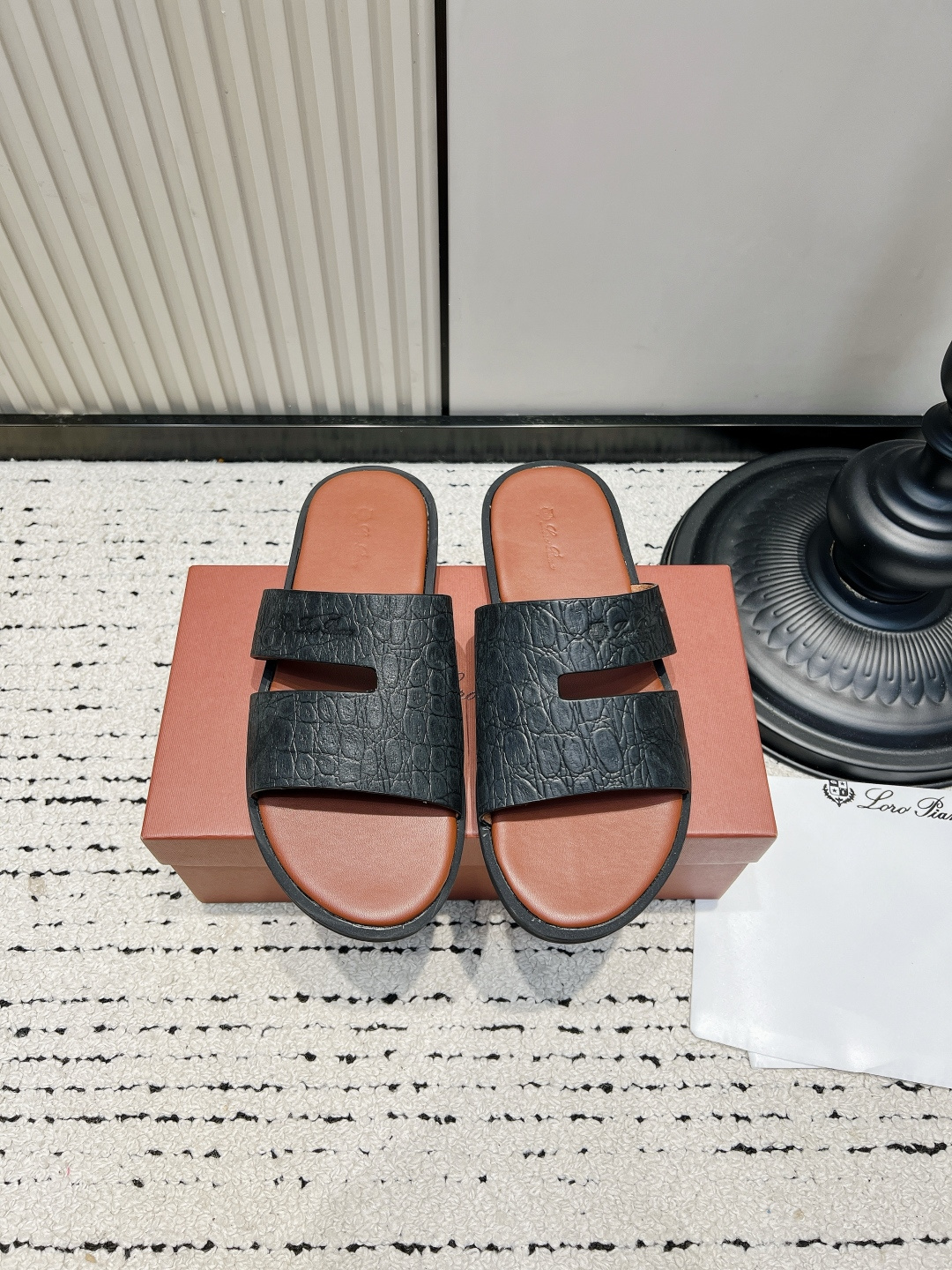 NO:930222,Loro Piana crocodile pattern one-line sandals LP retro flat-heeled genuine leather outer slippers for men. I just need old money style sandals and found them!  The crocodile pattern leather has a calm and high-end feel, and there is no superfluous design at all. The double hollowed wide strips of the upper do not press the instep, making it easy to handle wide and fleshy feet, and the neat silhouette modifies the foot shape. The entire embossed cowhide feels solid, and the vegetable-tanned cowhide insole inside is soft and comfortable, making it stress-free for commuting, shopping, or running around at the beach.  The interior is full of details, suitable for suits, linen trousers, and long skirts. It is the same style for men and women, and it is also suitable for couples. It is low-key and durable and can be worn for several years. ■Use crocodile pattern cowhide ■Step calfskin ■Outsole rubber outsole ■Number 38-46 (38.45.46. Customized, non-refundable), slippers, loro piana, loro piana, slippers, skirts, suitbusiness, cowhide19860909Loro Piana鳄鱼纹一字凉拖 LP复古平跟真皮外穿拖鞋男款 老钱风刚需凉拖找到了！鳄鱼纹皮质自带沉稳高级感,完全没有多余花哨设计. 双镂空宽条鞋面不压脚背,宽脚、肉脚都能轻松驾驭,利落版型修饰脚型. 整张压纹牛皮手感扎实,内里植鞣牛皮鞋垫软弹舒适,通勤逛街、海边出游暴走都无压力. 内里细节感拉满,搭配西装、亚麻裤、长裙都适配,男女同款,情侣搭配也很合适,低调耐看能穿好几年. ■鞋面鳄鱼纹牛皮 ■垫脚小牛皮 ■大底橡胶大底 ■码数38-46（38.45.46.定做不退换）,拖鞋,loro piana,loro piana,slippers,skirts,business suit,cowhide,Women's Shoes