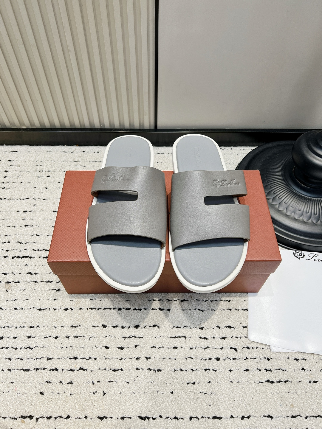 NO:930233,Loro Piana one-line sandals LP retro flat-heeled genuine leather outer slippers for men. I just need old money style sandals and found them!  The leather has a calm and high-end feel, and there are no superfluous and fancy designs at all. The double hollowed wide strips of the upper do not press on the instep, making it easy to handle wide or fleshy feet, and the neat silhouette modifies the foot shape. The entire shoe feels solid, and the vegetable-tanned cowhide insole inside is soft and comfortable, making it stress-free for commuting, shopping, or running around at the beach.  The interior is full of details, suitable for suits, linen trousers, and long skirts. It is the same style for men and women, and is also suitable for couples. It is low-key and durable and can be worn for several years. ■Cow leather upper ■Calf leather for feet ■Rubber outsole ■Size 38-46 (38.45.46. Customized, non-refundable), slippers, loro piana, loro piana, slippers, skirts, business suit, cowhide19860909Loro Piana一字凉拖 LP复古平跟真皮外穿拖鞋男款 老钱风刚需凉拖找到了！皮质自带沉稳高级感,完全没有多余花哨设计. 双镂空宽条鞋面不压脚背,宽脚、肉脚都能轻松驾驭,利落版型修饰脚型. 整张手感扎实,内里植鞣牛皮鞋垫软弹舒适,通勤逛街、海边出游暴走都无压力. 内里细节感拉满,搭配西装、亚麻裤、长裙都适配,男女同款,情侣搭配也很合适,低调耐看能穿好几年. ■鞋面牛皮 ■垫脚小牛皮 ■大底橡胶大底 ■码数38-46（38.45.46.定做不退换）,拖鞋,loro piana,loro piana,slippers,skirts,business suit,cowhide,Women's Shoes