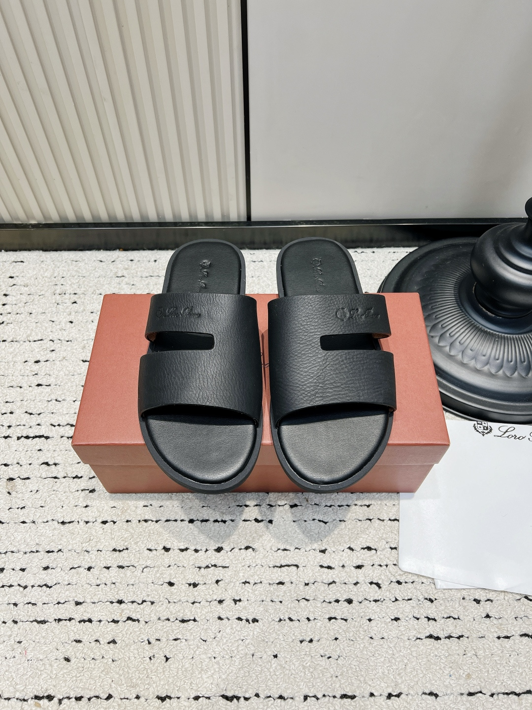 NO:930246,Loro Piana one-line sandals LP retro flat-heeled genuine leather outer slippers for men. I just need old money style sandals and found them!  The leather has a calm and high-end feel, and there are no superfluous and fancy designs at all. The double hollowed wide strips of the upper do not press on the instep, making it easy to handle wide or fleshy feet, and the neat silhouette modifies the foot shape. The entire shoe feels solid, and the vegetable-tanned cowhide insole inside is soft and comfortable, making it stress-free for commuting, shopping, or running around at the beach.  The interior is full of details, suitable for suits, linen trousers, and long skirts. It is the same style for men and women, and is also suitable for couples. It is low-key and durable and can be worn for several years. ■Cow leather upper ■Calf leather for feet ■Rubber outsole ■Size 38-46 (38.45.46. Customized, non-refundable), slippers, loro piana, loro piana, slippers, skirts, business suit, cowhide19860909Loro Piana一字凉拖 LP复古平跟真皮外穿拖鞋男款 老钱风刚需凉拖找到了！皮质自带沉稳高级感,完全没有多余花哨设计. 双镂空宽条鞋面不压脚背,宽脚、肉脚都能轻松驾驭,利落版型修饰脚型. 整张手感扎实,内里植鞣牛皮鞋垫软弹舒适,通勤逛街、海边出游暴走都无压力. 内里细节感拉满,搭配西装、亚麻裤、长裙都适配,男女同款,情侣搭配也很合适,低调耐看能穿好几年. ■鞋面牛皮 ■垫脚小牛皮 ■大底橡胶大底 ■码数38-46（38.45.46.定做不退换）,拖鞋,loro piana,loro piana,slippers,skirts,business suit,cowhide,Women's Shoes