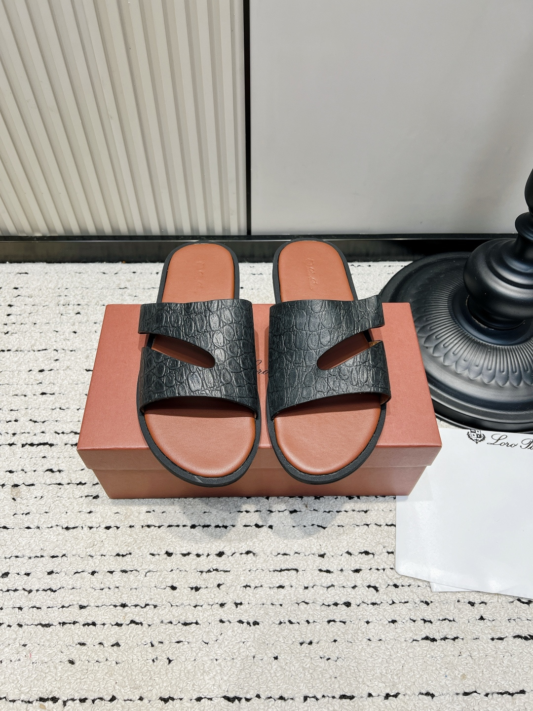 NO:930258,Loro Piana crocodile pattern one-line sandals LP retro flat-heeled genuine leather outer slippers for men. I just need old money style sandals and found them!  The crocodile pattern leather has a calm and high-end feel, and there is no superfluous design at all. The double hollowed wide strips of the upper do not press the instep, making it easy to handle wide and fleshy feet, and the neat silhouette modifies the foot shape. The entire embossed cowhide feels solid, and the vegetable-tanned cowhide insole inside is soft and comfortable, making it stress-free for commuting, shopping, or running around at the beach.  The interior is full of details, suitable for suits, linen trousers, and long skirts. It is the same style for men and women, and it is also suitable for couples. It is low-key and durable and can be worn for several years. ■Use crocodile pattern cowhide ■Step calfskin ■Outsole rubber outsole ■Number 38-46 (38.45.46. Customized, non-refundable), slippers, loro piana, loro piana, slippers, skirts, suitbusiness, cowhide19860909Loro Piana鳄鱼纹一字凉拖 LP复古平跟真皮外穿拖鞋男款 老钱风刚需凉拖找到了！鳄鱼纹皮质自带沉稳高级感,完全没有多余花哨设计. 双镂空宽条鞋面不压脚背,宽脚、肉脚都能轻松驾驭,利落版型修饰脚型. 整张压纹牛皮手感扎实,内里植鞣牛皮鞋垫软弹舒适,通勤逛街、海边出游暴走都无压力. 内里细节感拉满,搭配西装、亚麻裤、长裙都适配,男女同款,情侣搭配也很合适,低调耐看能穿好几年. ■鞋面鳄鱼纹牛皮 ■垫脚小牛皮 ■大底橡胶大底 ■码数38-46（38.45.46.定做不退换）,拖鞋,loro piana,loro piana,slippers,skirts,business suit,cowhide,Women's Shoes