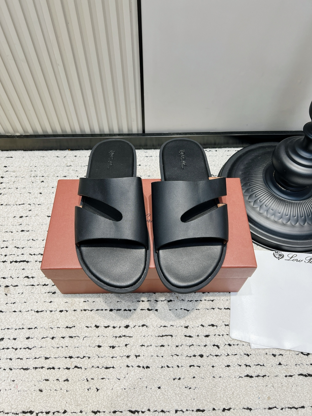 NO:930268,Loro Piana one-line sandals LP retro flat-heeled genuine leather outer slippers for men. I just need old money style sandals and found them!  The leather has a calm and high-end feel, and there are no superfluous and fancy designs at all. The double hollowed wide strips of the upper do not press on the instep, making it easy to handle wide or fleshy feet, and the neat silhouette modifies the foot shape. The entire shoe feels solid, and the vegetable-tanned cowhide insole inside is soft and comfortable, making it stress-free for commuting, shopping, or running around at the beach.  The interior is full of details, suitable for suits, linen trousers, and long skirts. It is the same style for men and women, and is also suitable for couples. It is low-key and durable and can be worn for several years. ■Cow leather upper ■Calf leather for feet ■Rubber outsole ■Size 38-46 (38.45.46. Customized, non-refundable), slippers, loro piana, loro piana, slippers, skirts, business suit, cowhide19860909Loro Piana一字凉拖 LP复古平跟真皮外穿拖鞋男款 老钱风刚需凉拖找到了！皮质自带沉稳高级感,完全没有多余花哨设计. 双镂空宽条鞋面不压脚背,宽脚、肉脚都能轻松驾驭,利落版型修饰脚型. 整张手感扎实,内里植鞣牛皮鞋垫软弹舒适,通勤逛街、海边出游暴走都无压力. 内里细节感拉满,搭配西装、亚麻裤、长裙都适配,男女同款,情侣搭配也很合适,低调耐看能穿好几年. ■鞋面牛皮 ■垫脚小牛皮 ■大底橡胶大底 ■码数38-46（38.45.46.定做不退换）,拖鞋,loro piana,loro piana,slippers,skirts,business suit,cowhide,Women's Shoes