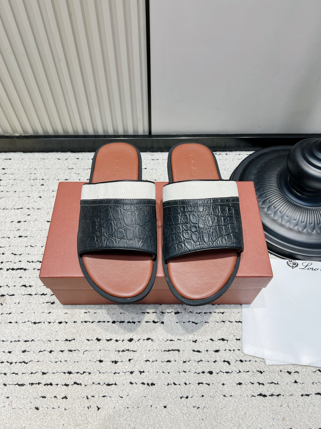 NO:930280,Loro Piana one-line sandals LP retro flat-heeled outer slippers for men. I just need old-money style sandals. I found them!  The leather has a calm and high-end feel, and there are no unnecessary fancy designs at all. It can be easily controlled by wide feet and fleshy feet, and the neat silhouette modifies the foot shape. The whole piece feels solid, and the vegetable-tanned cowhide insole inside is soft and comfortable, making it stress-free for commuting, shopping, and going out to the beach. The interior is full of details and is suitable for suits, linen pants, and long skirts. It is the same style for men and women, and it is also suitable for couples. It is low-key and durable and can be worn for several years. ■Cow leather upper  ■Foot calfskin ■Outsole rubber outsole ■Size 38-46 (38.45.46. Customized, non-refundable), slippers, loro piana, loro piana, slippers, skirts, business suit, cowhide19860909Loro Piana一字凉拖 LP复古平跟外穿拖鞋男款 老钱风刚需凉拖找到了！皮质自带沉稳高级感,完全没有多余花哨设计. 宽脚、肉脚都能轻松驾驭,利落版型修饰脚型. 整张手感扎实,内里植鞣牛皮鞋垫软弹舒适,通勤逛街、海边出游暴走都无压力. 内里细节感拉满,搭配西装、亚麻裤、长裙都适配,男女同款,情侣搭配也很合适,低调耐看能穿好几年. ■鞋面牛皮 ■垫脚小牛皮 ■大底橡胶大底 ■码数38-46（38.45.46.定做不退换）,拖鞋,loro piana,loro piana,slippers,skirts,business suit,cowhide,Women's Shoes