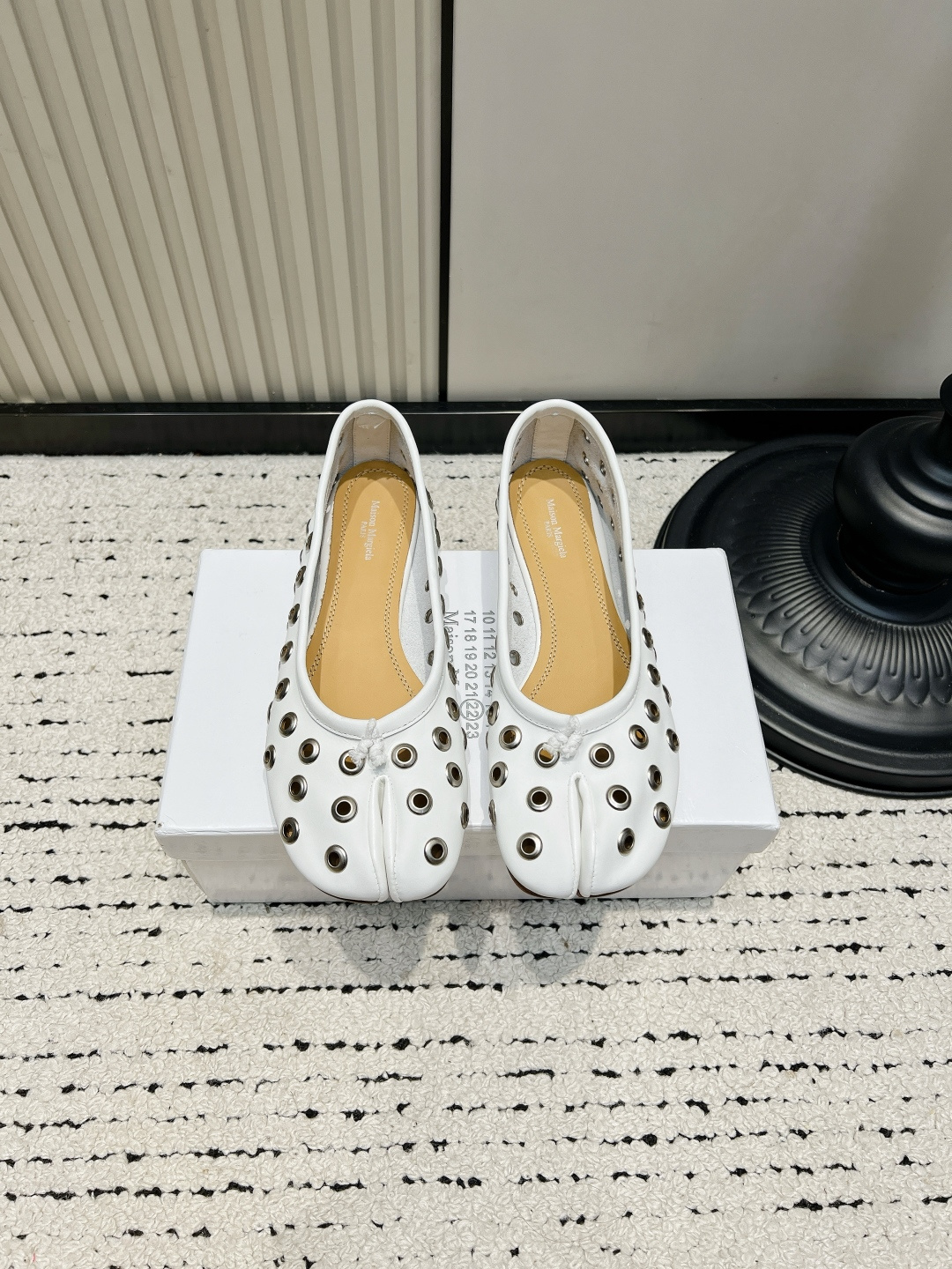 NO:930213,Maison Margiela split-toe flat shoes, metallic air-eye hollow tabi Margiela pig trotter shoes. Who can resist Margiela’s iconic Tabi split-toe shoes!  The clean pure white lambskin is paired with metal eyelets, and the hollow design has a avant-garde niche feel. It is different from ordinary basic split-toe shoes and is instantly recognizable. The ridiculously soft sheepskin upper does not squeeze the toes, and the flat-bottom design is completely stress-free when walking around. The vegetable-tanned leather insoles are breathable and will not make you sweat.  It is very stylish when paired with jeans, skirts, and suits. The minimalist cold white leather color scheme is suitable for Korean, avant-garde, and minimalist styles. It is not easy to clash with niche designer styles. ■Sheepskin upper + metal eyelet ■Sheepskin lining ■Genuine leather sole ■Number 35-40 (40 pieces are custom-made and non-refundable), split-toe shoes, masion margiela, flats, skirts, jeans, business suit, sheepskin19860909Maison Margiela分趾平底鞋 金属气眼镂空tabi马吉拉猪蹄鞋 谁能拒绝马吉拉标志性Tabi分趾鞋！ 干净纯白小羊皮搭配满圈金属气眼,镂空设计自带先锋小众感,区别于普通基础分趾鞋,辨识度直接拉满. 软到离谱的羊皮鞋面,不挤脚趾,平底设计暴走逛街完全无压力,植鞣皮鞋垫透气不闷汗. 搭配牛仔裤、半身裙、西装都很有格调,极简冷白皮配色,韩系、先锋、极简风穿搭全能适配,小众设计师款不易撞款. ■鞋面羊皮+金属气眼 ■内里羊皮 ■鞋底真皮底 ■码数35-40（40定做不退换）,分趾鞋,masion margiela,flats,skirts,jeans,business suit,sheepskin,Women's Shoes