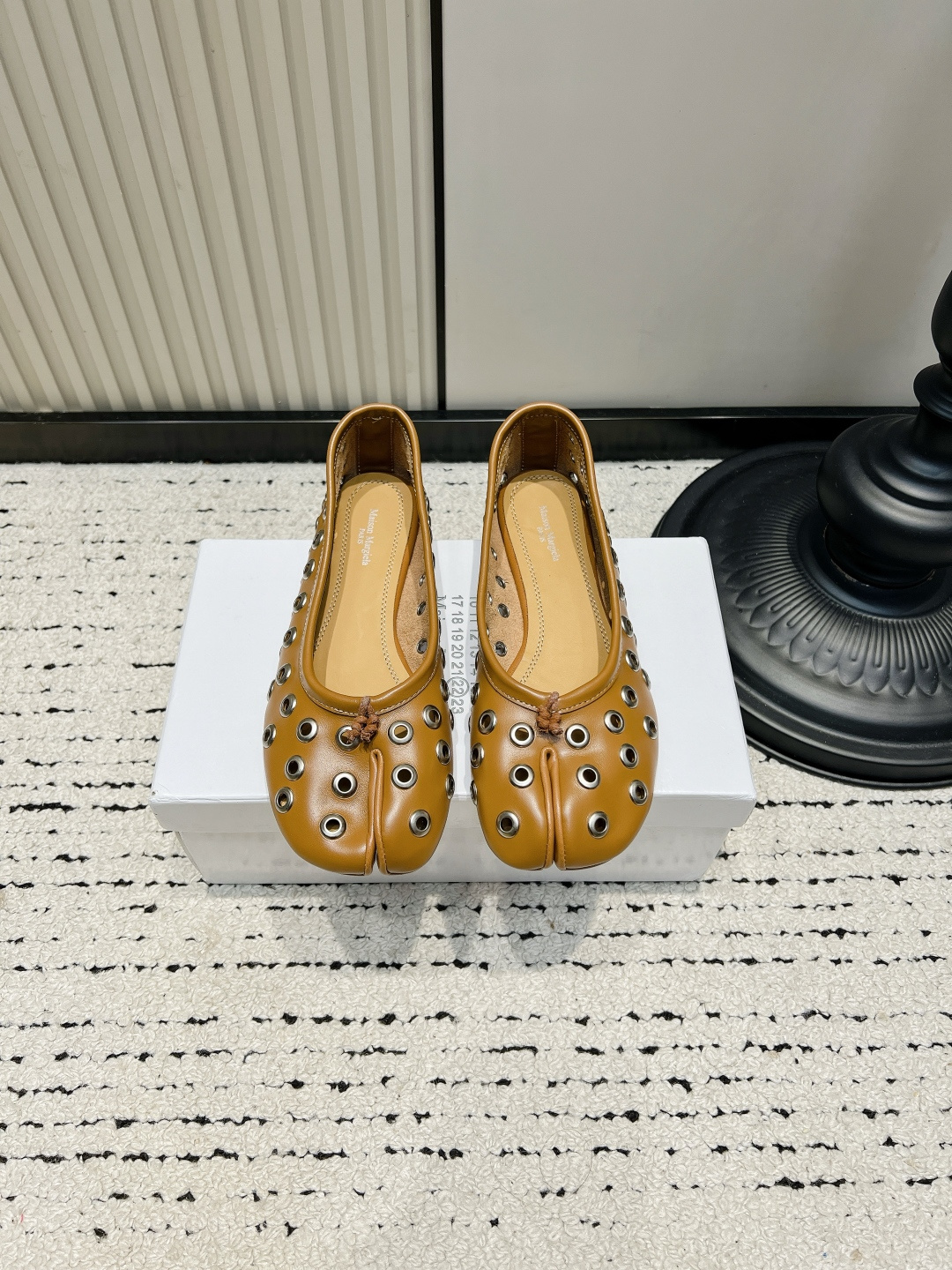 NO:930223,Maison Margiela split-toe flat shoes, metallic air-eye hollow tabi Margiela pig trotter shoes. Who can resist Margiela’s iconic Tabi split-toe shoes!  The clean pure white lambskin is paired with metal eyelets, and the hollow design has a avant-garde niche feel. It is different from ordinary basic split-toe shoes and is instantly recognizable. The ridiculously soft sheepskin upper does not squeeze the toes, and the flat-bottom design is completely stress-free when walking around. The vegetable-tanned leather insoles are breathable and will not make you sweat.  It is very stylish when paired with jeans, skirts, and suits. The minimalist cold white leather color scheme is suitable for Korean, avant-garde, and minimalist styles. It is not easy to clash with niche designer styles. ■Sheepskin upper + metal eyelet ■Sheepskin lining ■Genuine leather sole ■Number 35-40 (40 pieces are custom-made and non-refundable), split-toe shoes, masion margiela, flats, skirts, jeans, business suit, sheepskin19860909Maison Margiela分趾平底鞋 金属气眼镂空tabi马吉拉猪蹄鞋 谁能拒绝马吉拉标志性Tabi分趾鞋！ 干净纯白小羊皮搭配满圈金属气眼,镂空设计自带先锋小众感,区别于普通基础分趾鞋,辨识度直接拉满. 软到离谱的羊皮鞋面,不挤脚趾,平底设计暴走逛街完全无压力,植鞣皮鞋垫透气不闷汗. 搭配牛仔裤、半身裙、西装都很有格调,极简冷白皮配色,韩系、先锋、极简风穿搭全能适配,小众设计师款不易撞款. ■鞋面羊皮+金属气眼 ■内里羊皮 ■鞋底真皮底 ■码数35-40（40定做不退换）,分趾鞋,masion margiela,flats,skirts,jeans,business suit,sheepskin,Women's Shoes