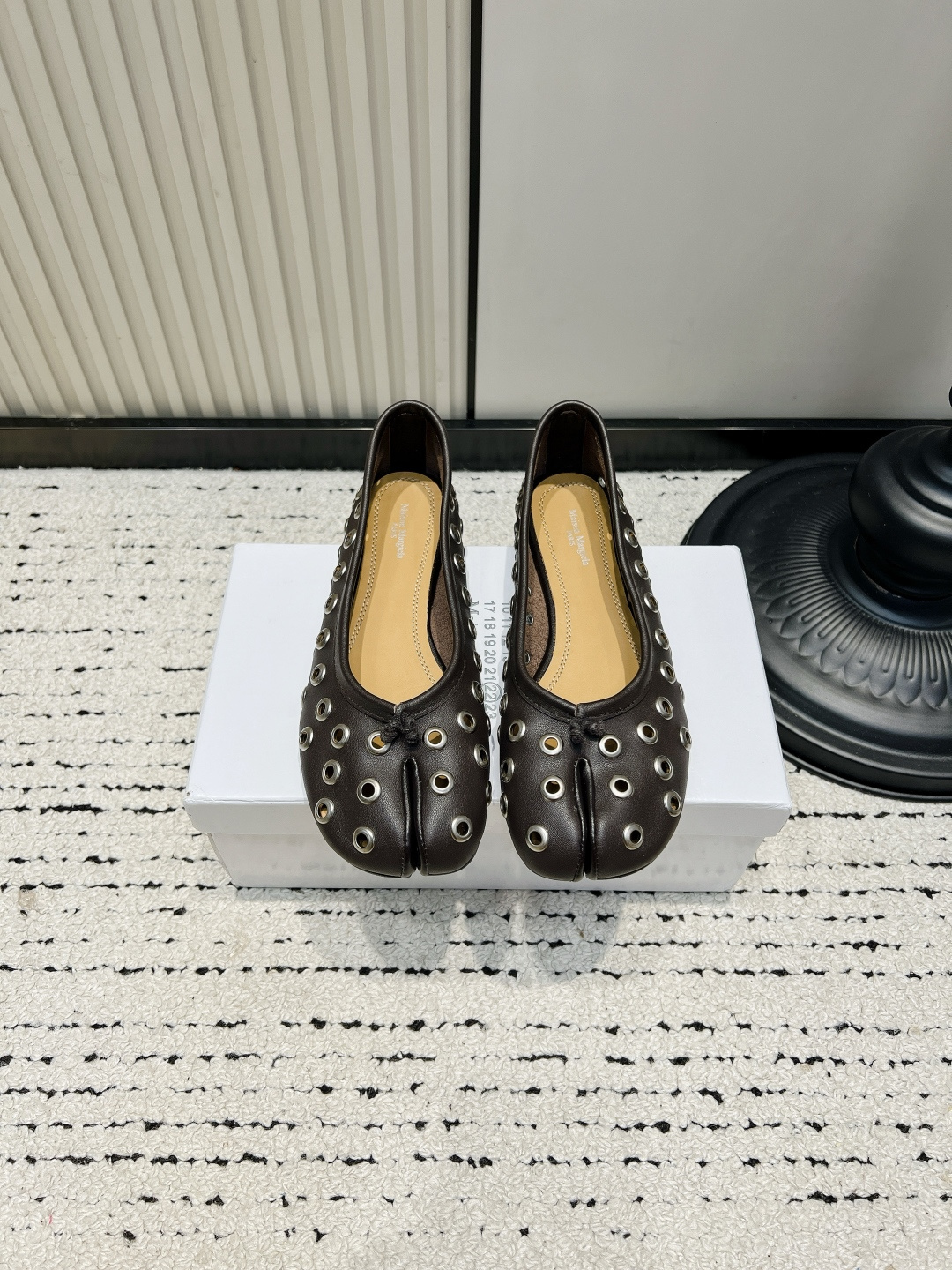 NO:930234,Maison Margiela split-toe flat shoes, metallic air-eye hollow tabi Margiela pig trotter shoes. Who can resist Margiela’s iconic Tabi split-toe shoes!  The clean pure white lambskin is paired with metal eyelets, and the hollow design has a avant-garde niche feel. It is different from ordinary basic split-toe shoes and is instantly recognizable. The ridiculously soft sheepskin upper does not squeeze the toes, and the flat-bottom design is completely stress-free when walking around. The vegetable-tanned leather insoles are breathable and will not make you sweat.  It is very stylish when paired with jeans, skirts, and suits. The minimalist cold white leather color scheme is suitable for Korean, avant-garde, and minimalist styles. It is not easy to clash with niche designer styles. ■Sheepskin upper + metal eyelet ■Sheepskin lining ■Genuine leather sole ■Number 35-40 (40 pieces are custom-made and non-refundable), split-toe shoes, masion margiela, flats, skirts, jeans, business suit, sheepskin19860909Maison Margiela分趾平底鞋 金属气眼镂空tabi马吉拉猪蹄鞋 谁能拒绝马吉拉标志性Tabi分趾鞋！ 干净纯白小羊皮搭配满圈金属气眼,镂空设计自带先锋小众感,区别于普通基础分趾鞋,辨识度直接拉满. 软到离谱的羊皮鞋面,不挤脚趾,平底设计暴走逛街完全无压力,植鞣皮鞋垫透气不闷汗. 搭配牛仔裤、半身裙、西装都很有格调,极简冷白皮配色,韩系、先锋、极简风穿搭全能适配,小众设计师款不易撞款. ■鞋面羊皮+金属气眼 ■内里羊皮 ■鞋底真皮底 ■码数35-40（40定做不退换）,分趾鞋,masion margiela,flats,skirts,jeans,business suit,sheepskin,Women's Shoes