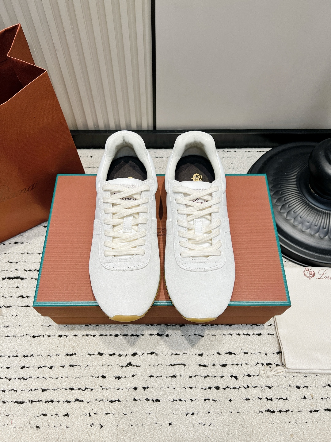 NO:930192,Loro Piana lace-up moral training shoes, genuine leather breathable non-slip retro couple sneakers, those who really understand minimalist texture must have this pair of Loro Piana in their shoe cabinet!  The low-saturation off-white suede is gentle and clean, with no unnecessary exaggerated logos. It relies entirely on the fine leather to highlight the high-end texture, which is low-key and noble. The entire sheep suede upper is soft and soft, and the lambskin sheepskin at the shoe mouth wraps the ankle, which does not wear your feet at all. The vegetable-tanned cowhide insole feels like stepping on clouds.  The retro caramel raw rubber sole comes with a retro filter. It can be worn casually with commuter suits, casual jeans, and linen skirts. It is the same style for men and women. It is light and breathable, and your feet will not be sore after being out and about all day long. It is durable and durable and will not go out of style for several years. ■Suede upper ■Sheepskin lining ■Outsole rubber ■Number 35-45 (custom-made for 40 women and 45 men, non-refundable), casual shoes/sports shoes, loro piana, sneakers, skirts, jeans, business  suit,cowhide,sheepskin,chamois leather19860909Loro Piana系带德训鞋 真皮透气防滑复古情侣运动鞋 真正懂极简质感的人鞋柜里一定有这双Loro Piana！ 低饱和米白麂皮温柔干净,没有多余浮夸logo,全靠细腻皮料凸显高级质感,妥妥低调显贵. 整张羊麂皮鞋面软乎乎,鞋口羊羔绒羊皮包裹脚踝,完全不磨脚,植鞣牛皮鞋垫踩上去像踩云朵. 复古焦糖生胶底自带复古滤镜,通勤西装、休闲牛仔裤、亚麻长裙随便搭,男女同款情侣款,轻便透气,暴走出游一整天脚都不酸,耐看耐穿,穿几年都不过时. ■鞋面麂皮 ■内里羊皮 ■大底橡胶 ■码数35-45（40女45男定做不退换）,休闲鞋/运动鞋,loro piana,sneakers,skirts,jeans,business suit,cowhide,sheepskin,chamois leather,Women's Shoes