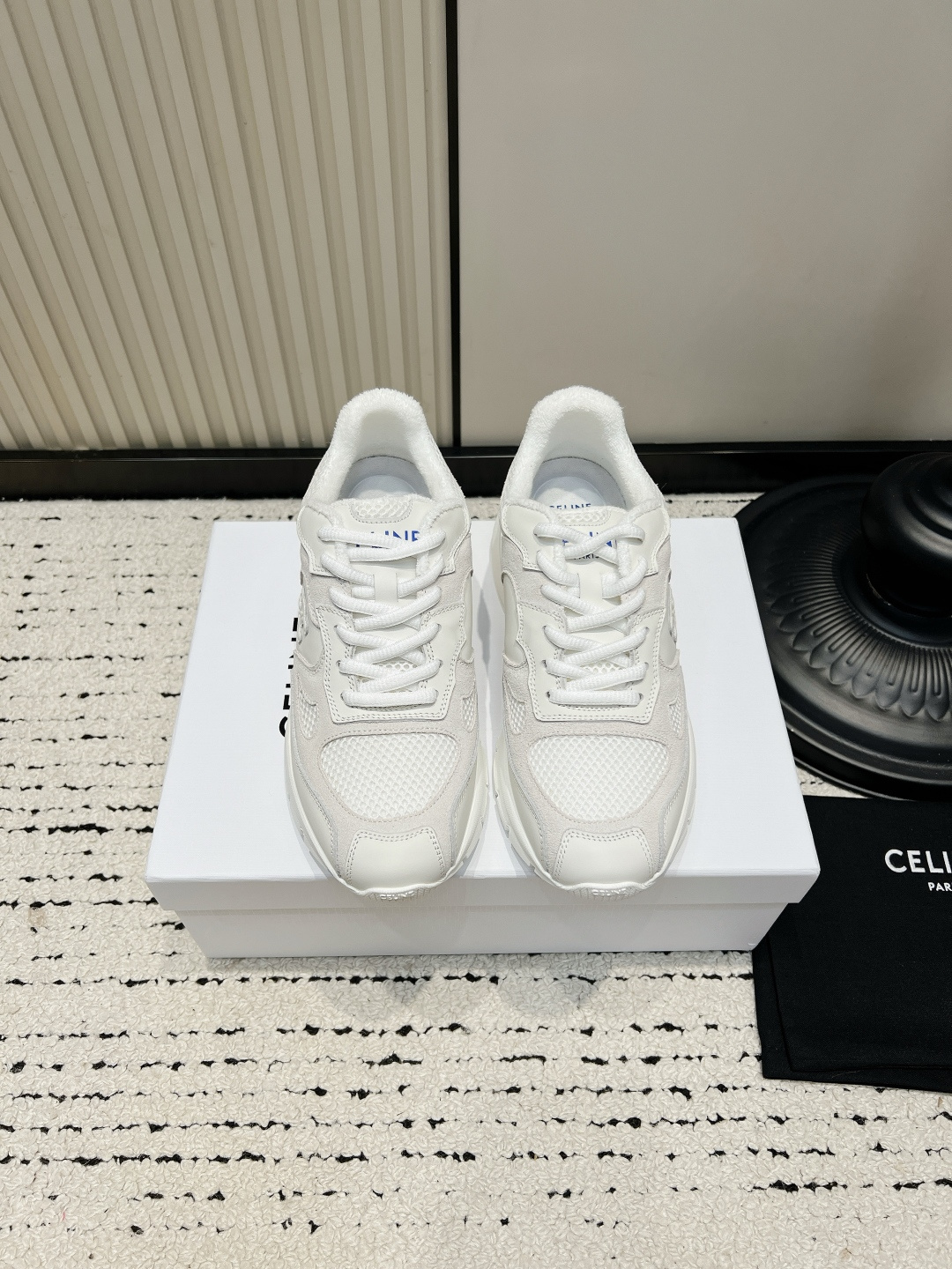 NO:930203,CELINE spliced ​​retro jogging shoes, mesh suede casual dad shoes, women's commuter sneakers, CELINE jogging shoes with a French retro feel!  The terry cloth lining is soft and wraps around the ankles, so it won't scratch your feet when you walk for a long time. The mesh design will prevent you from sweating in summer. The retro layered rubber sole is quietly increased, and it has a lazy French atmosphere when paired with suits, straight jeans, and skirts. There is no exaggerated big logo, and the low-key texture is full, making it suitable for commuting, traveling, and daily walking.  ■Size 35-40 (40 is custom-made and non-returnable), casual shoes/sports shoes, celine, sneakers, skirts, jeans, business suit, chamois leather19860909CELINE 拼接复古慢跑鞋 网布麂皮休闲老爹鞋女通勤运动鞋 法式复古感直接拉满的CELINE慢跑鞋！ 毛巾布内里软乎乎包裹脚踝,长时间走路完全不磨脚,网面设计夏天穿也不会闷汗. 复古分层橡胶底悄悄增高,搭配西装、直筒牛仔裤、半身裙都自带慵懒法式氛围,没有夸张大logo,低调质感拉满,通勤、出游、日常遛弯全能hold住. ■码数35-40（40定做不退换）,休闲鞋/运动鞋,celine,sneakers,skirts,jeans,business suit,chamois leather,Women's Shoes