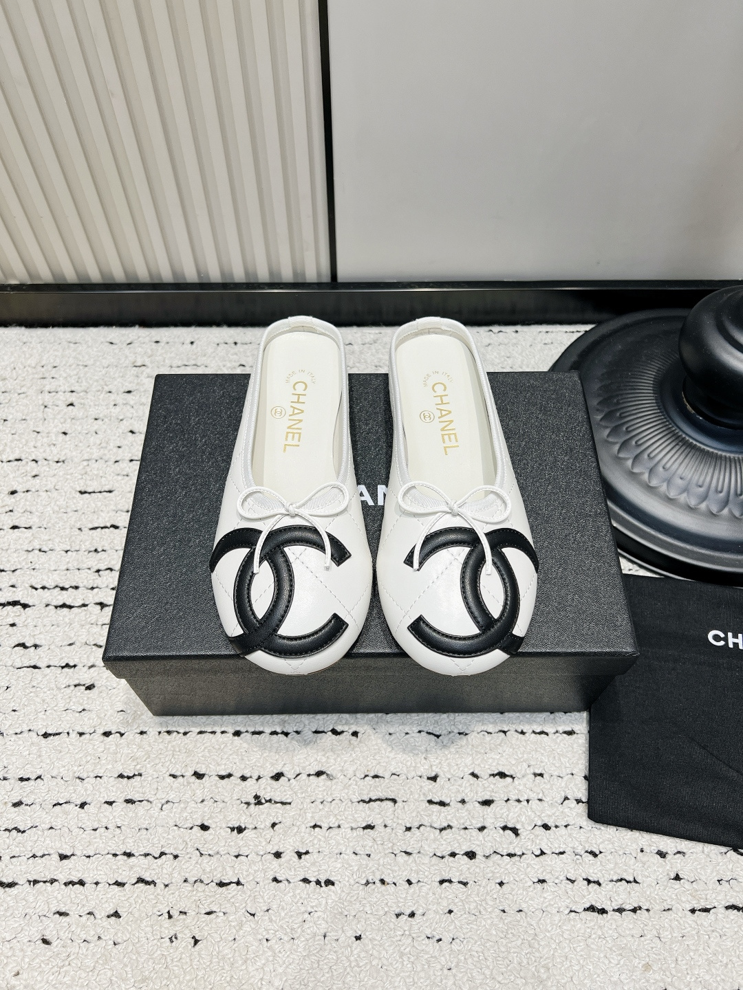 NO:930181,Chane*26ss new summer double-c toe-top half-flop. Double-C toe-toe half-flop with a cool and luxurious atmosphere. It has a round and soft round toe shoe shape. The heelless half-flop is casual and relaxed. The lines of the shoe body are simple and neat. The shallow-mouth version accommodates various foot types. It is friendly to wide feet and fleshy feet. The lazy slip-on style is very convenient to put on and take off.  Suitable for relaxed casual style and French light luxury style, no matter the foot shape. Taking into account elegance and comfort, if you want a pair of everyday toe-toe flip flops with a full sense of atmosphere, this double C half-flop is the first choice for going out. ■Sheepskin upper ■Sheepskin lining ■Genuine leather outsole ■size 35-41 (customized sizes 40 and 41 are non-returnable), half-flop, chanel, sheepskin, Leather soles19860909Chane*26ss夏季新款双c包头半拖 自带清冷贵气轻奢氛围感的双C包头半拖,圆润柔和的圆头鞋型,无后跟半拖版型随性松弛,鞋身线条简约利落,浅口版型包容各种脚型,对宽脚、肉脚都很友好,懒人套脚款式穿脱十分便捷. 适配松弛休闲风与法式轻奢风穿搭,不挑脚型.兼顾优雅调性与上脚舒适度,想要一双氛围感满满的日常包头拖,这款双C半拖是出门穿搭的优选单品. ■鞋面羊皮 ■内里羊皮 ■大底真皮大底 ■size35-41码（40、41码定制不退换）,半拖,chanel,sheepskin,Leather soles,Women's Shoes