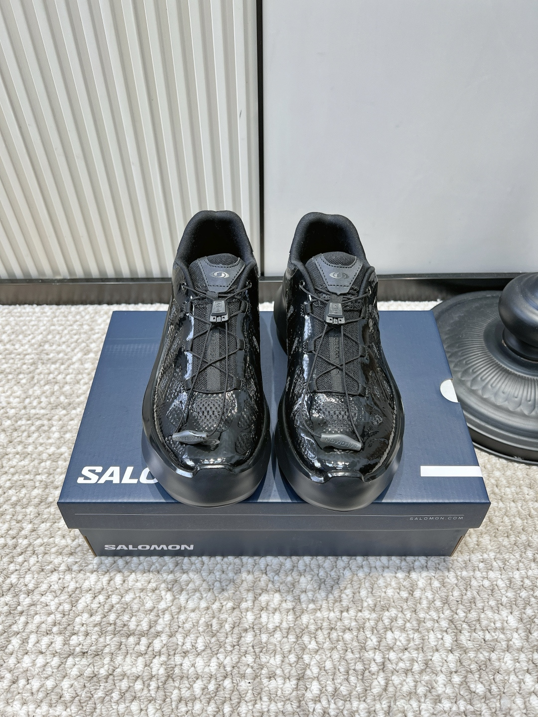 NO:958667,Men 10 G508 Salomon Salomon all black glossy thick-soled functional running shoes 26ss, full of black warrior texture!  Salomon's pair is very cool in style. Matte mesh and glossy patent leather are combined to fully complement the light and dark levels. The pure black color scheme is low-key yet sharp. The streamlined thick midsole quietly lifts the body shape, visually lengthens the calf proportions, and is light on the foot without stressing the foot. The iconic quick-lock shoelaces, no need to tie shoelaces when going out, and worry-free commuting.  You can match overalls, leggings, and wide-leg pants casually, and you can easily style the street functional style. Wearing dark uppers on rainy days is also stain-resistant and worry-free. Both boys and girls look very aura on their feet!  Breathable knitted glossy upper, foot pads with high elastic foam, rubber outsole, size 34-43, casual shoes/sports shoes, sneakers19860909男10 G508 Salomon 萨洛蒙全黑亮面厚底机能跑鞋26ss 黑武士质感拉满！萨洛蒙这双太懂酷系穿搭 哑光网布搭配亮面漆皮拼接,明暗层次直接拉满,纯黑配色低调又有锋芒 流线型厚中底悄悄垫高身形,视觉上拉长小腿比例,上脚轻盈不压脚 标志性快速锁扣鞋带,出门不用系鞋带,通勤赶路都省心 工装裤、束脚裤、阔腿裤随便搭配,街头机能风轻松拿捏,雨天穿深色鞋面还耐脏省心,男生女生上脚都很有气场！ 鞋面透气针织亮面覆膜 垫脚高弹发泡 大底橡胶大底 码数34-43,休闲鞋/运动鞋,sneakers,Women's Shoes