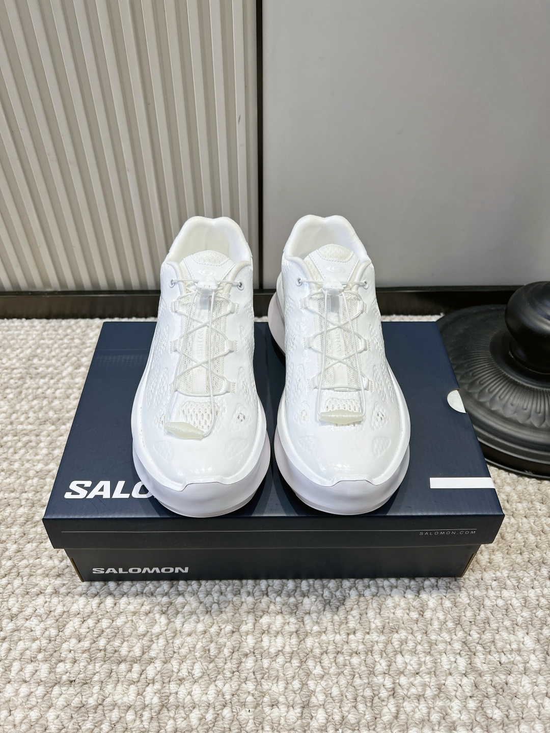 NO:958674,Men 10 G508 Salomon Salomon milk white mesh thick-soled breathable sneakers 26ss. Clean milk white tone | All-match functional white shoes for spring and summer are here. The whole body is soft off-white color, the punched mesh has a delicate texture, and the thick-soled streamlined version is gentle and neat. The invisible heightening design quietly lengthens the leg line, and the upper foot is light and resilient, so you can walk all day long without getting tired.  The brand's classic pull-lock shoelaces are knot-free and super fast to put on and take off. It is suitable for pairing with denim wide-leg pants, sports leggings or floral skirts. It can be worn for commuting, light hiking, and travel. The refreshing and clean texture is perfect for spring and summer!  Breathable mesh upper, high elastic foam for foot pads, rubber outsole, size 34-43, casual shoes/sports shoes, sneakers, skirts19860909男10 G508 Salomon 萨洛蒙奶白网面厚底透气运动鞋26ss 干净奶白调｜春夏百搭机能小白鞋来了 通体柔和米白配色,冲孔网面自带细腻肌理感,厚底流线版型温柔又利落 隐形增高设计悄悄拉长腿部线条,上脚轻盈回弹,暴走一整天也不疲累 品牌经典抽拉锁扣鞋带,免打结穿脱超快 不管搭配牛仔阔腿裤、运动束脚裤或是碎花长裙都适配,通勤、轻徒步、出游穿搭全能hold住,清爽干净的质感太适配春夏季节！ 鞋面透气网布 垫脚高弹发泡 大底橡胶大底 码数34-43,休闲鞋/运动鞋,sneakers,skirts,Women's Shoes