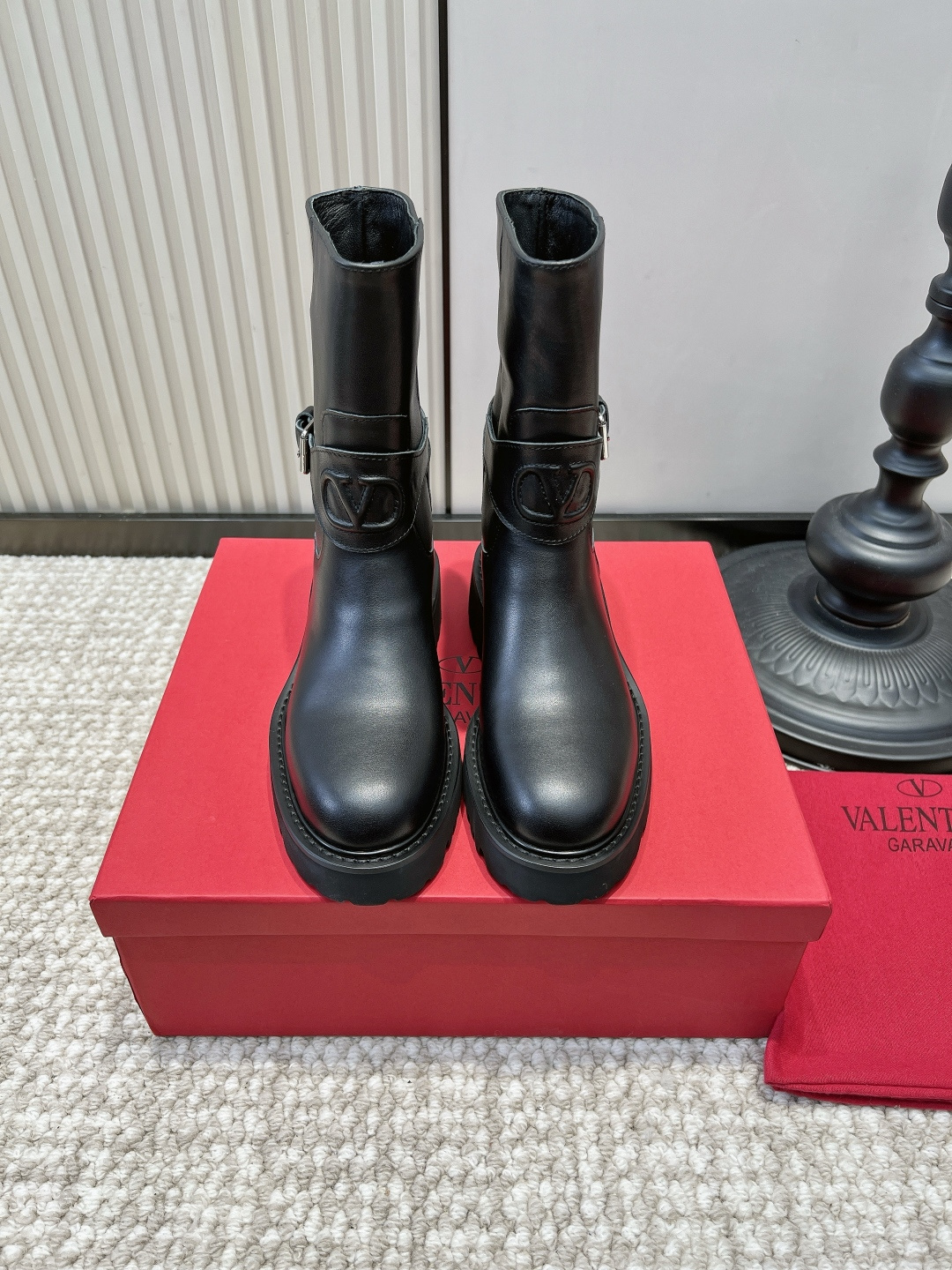 NO:958694,VALENTINO GARAVANI Valentino V-label buckle-embellished thick-soled mid-calf motorcycle boots 26ss, full of neat and elegant feel!  Valentino motorcycle boots are a must-have for autumn and winter. They are made of fine and glossy black cowhide and have a high-end texture. The boots are surrounded by the brand's iconic V-shaped embossed ribbon and are embellished with metal buckles. They are full of cool motorcycle tones. The thick sawtooth soles quietly heighten the body shape and elongate the proportions of the legs. The thick heels are smooth and non-spinning when walking. The mid-calf boot shape just modifies the calf line, and the straight version accommodates various leg types.  It goes well with leather jackets, suits, and woolen coats. It can be worn for commuting, dating, and short trips to create a light and luxurious atmosphere. Classic black boots will never go out of style year after year!  Upper layer of cowhide, foot pads with genuine leather cushions, thick rubber outsole, size 35-39 (40.41 custom-made, non-returnable), boots, valentino, valentino, boots, leather jacket, business suit, cowhide19860909VALENTINO GARAVANI 华伦天奴V标扣饰厚底机车中筒靴26ss 利落贵气感拉满！华伦天奴机车靴秋冬刚需款 细腻亮泽的黑色牛皮质感高级,靴身环绕品牌标志性V字压纹饰带,搭配金属搭扣点缀,机车酷飒调性拉满 锯齿厚底悄悄垫高身形,拉长腿部比例,粗跟行走平稳不崴脚 中筒靴型刚好修饰小腿线条,直筒版型包容各种腿型 搭配皮衣、西装、毛呢大衣都适配,通勤、约会、短途出行都能穿出轻奢气场,经典黑靴年年穿都不过时！ 鞋面头层牛皮 垫脚真皮软垫 大底橡胶厚底 码数35-39（40.41定做不退换）,靴子,valentino,valentino,boots,leather jacket,business suit,cowhide,Women's Shoes