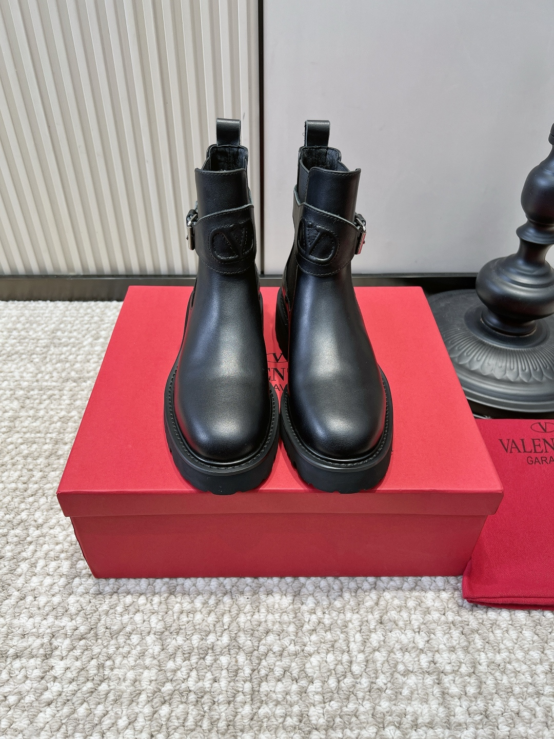 NO:958702,VALENTINO GARAVANI Valentino V-label thick-soled Chelsea short boots 26ss are low-key, light and luxurious boots that you need in autumn and winter!  Valentino Chelsea boots are so versatile. They have a high-end texture of fine black shiny cowhide. The brand V-embossed ribbon on the side of the boot is highly recognizable. The elastic elastic fabric design makes it easy to put on and take off. The sawtooth thick sole is quietly increased, making walking stable but not bulky. The neat short boot shape modifies the ankle line. It can be suitable for commuting suits, casual jeans, and winter skirts. The simple style is not picky, and it is easy to create a noble atmosphere when going out every day!  Upper layer of cowhide, foot pads with genuine leather cushions, thick rubber outsole, size 35-39 (40.41 custom made, non-refundable), boots, valentino, valentino, boots, skirts, jeans, business suit, cowhide19860909VALENTINO GARAVANI 华伦天奴V标厚底切尔西短靴26ss 低调轻奢的秋冬刚需靴！华伦天奴切尔西靴太百搭 细腻黑亮牛皮质感高级,靴侧品牌V字压花饰带辨识度拉满,弹性松紧布设计穿脱超省心 锯齿厚底悄悄增高,走路稳当不笨重,利落短靴版型修饰脚踝线条 通勤西装、休闲牛仔裤、冬日裙装都能适配,简约款式不挑穿搭,日常出门轻松拿捏贵气氛围感！ 鞋面头层牛皮 垫脚真皮软垫 大底橡胶厚底 码数35-39（40.41定做不退换）,靴子,valentino,valentino,boots,skirts,jeans,business suit,cowhide,Women's Shoes