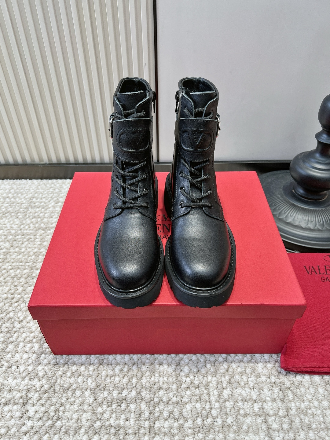 NO:958709,VALENTINO GARAVANI Valentino V-label lace-up side zipper thick-soled Martin boots 26ss, cool and luxurious at the same time!  Valentino's autumn and winter Martin boots are the gods. The texture of the fine and shiny black cowhide is fully stretched. The iconic V logo is embossed on the boot body. The laces are equipped with invisible zippers on the side, taking into account both the style and the convenience of putting on and taking off. The deep-toothed thick rubber sole quietly lifts the body, making walking smooth and shock-absorbing without being bulky. The mid-calf boot shape neatly modifies the calf line. It is full of aura when paired with overalls, leather jackets and long coats. It can be easily controlled in sweet, cool and commuting styles. It is a must-have in the autumn and winter shoe cabinet!  Upper layer of cowhide, foot pads with genuine leather cushions, rubber outsole, size 35-39 (40.41 custom made, non-refundable), boots, valentino, valentino, boots, leather jacket, cowhide19860909VALENTINO GARAVANI 华伦天奴V标系带侧拉链厚底马丁靴26ss 酷飒轻奢兼得！华伦天奴秋冬马丁靴封神 细腻亮泽黑色牛皮质感拉满,靴身压印标志性V字标识,系带搭配侧边隐形拉链,兼顾造型感与穿脱便捷度 深齿厚橡胶底悄悄拔高身形,走路平稳减震不笨重 中筒靴型利落修饰小腿线条,搭配工装裤、皮衣、长款大衣气场十足,甜酷风、通勤风都能轻松驾驭,秋冬鞋柜刚需款！ 鞋面头层牛皮 垫脚真皮软垫 大底橡胶大底 码数35-39（40.41定做不退换）,靴子,valentino,valentino,boots,leather jacket,cowhide,Women's Shoes