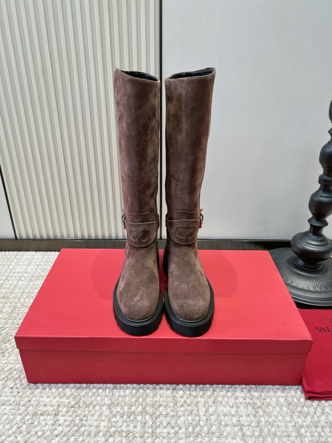 NO:958644,VALENTINO GARAVANI Valentino brown suede V-label thick-soled high-top knight boots 26ss. The king of retro atmosphere in autumn and winter | Suede high-top boots are too classy. The warm mocha brown frosted suede has a soft and high-end texture. The V-shaped embossed belt on the boot body is matched with a metal buckle, giving it a retro light luxury feel.  The side zipper design makes it easy to put on and take off, and the straight high boot shape elongates the leg line and hides the calf flesh. The thick sawtooth rubber sole quietly increases the height, making walking stable and non-slip. Pair it with a windbreaker, cashmere skirt, and tight jeans to create a lazy and noble atmosphere in autumn!  Suede upper, genuine leather cushions for feet, thick rubber outsole, size 35-39 (40.41 custom made, non-returnable), boots, valentino, valentino, boots, skirts, jeans, chamois leather19860909VALENTINO GARAVANI 华伦天奴咖色翻毛皮V标厚底高筒骑士靴26ss 秋冬复古氛围感王者｜麂皮高筒长靴太有腔调 温润摩卡棕磨砂麂皮质感柔和高级,靴身V字压花皮带搭配金属搭扣,复古轻奢感拉满 侧边拉链设计穿脱省心,直筒高筒靴型顺势拉长腿部线条,藏住小腿肉肉 锯齿厚橡胶底悄悄增高,行走稳当防滑,搭配风衣、羊绒半裙、紧身牛仔裤,秋日慵懒贵气氛围感直接拉满！ 鞋面反绒麂皮 垫脚真皮软垫 大底橡胶厚底 码数35-39（40.41定做不退换）,靴子,valentino,valentino,boots,skirts,jeans,chamois leather,Women's Shoes