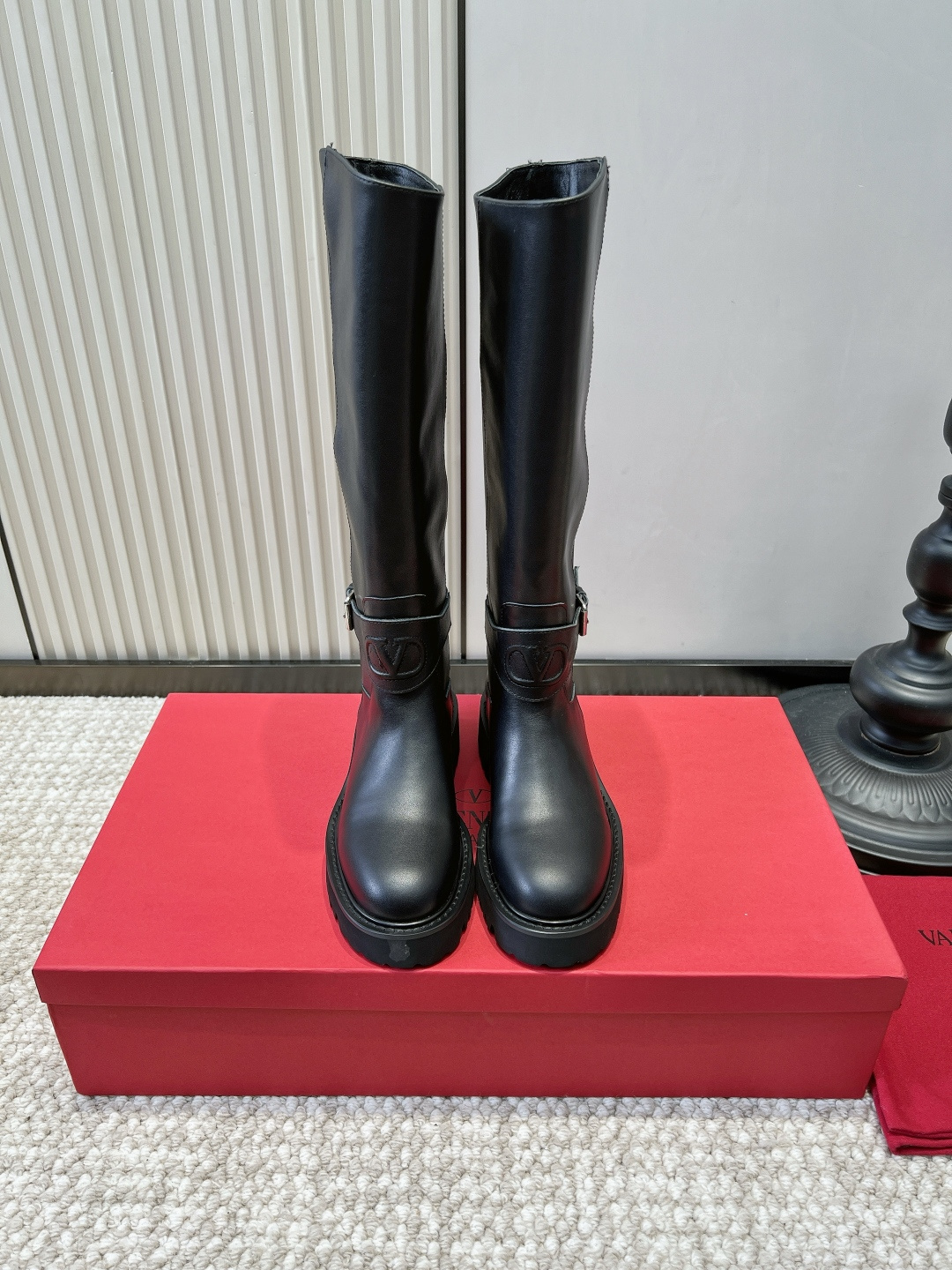 NO:958654,VALENTINO GARAVANI Valentino V-label belt buckle thick-soled glossy cowhide high-top knight boots 26ss. The aura-filled autumn and winter just need black boots!  Valentino's classic knight boots. Made of glossy and delicate black glossy cowhide, high-end and neat. The boot body is surrounded by V-logo leather straps and metal buckles. It is highly recognizable as a light luxury. The straight and high-cut version elongates the leg line vertically, cleverly blocks the calf fat, and has an excellent leg modification effect.  The sawtooth thick rubber sole has a moderate heightening effect, making it smooth, non-slip and not bulky when walking. It is suitable for windbreakers, suits, tight jeans, and knitted long skirts. It can be worn for commuting and dating to look cool and elegant!  Upper layer of cowhide, foot pads with genuine leather cushions, outsole with rubber outsole, size 35-39 (40.41 custom-made, non-returnable), boots, valentino, valentino, boots, skirts, jeans, business suit, cowhide19860909VALENTINO GARAVANI 华伦天奴V标皮带扣厚底光面牛皮高筒骑士靴26ss 气场拉满的秋冬刚需黑长靴！华伦天奴经典骑士靴 亮泽细腻的黑色光面牛皮高级利落,靴身环绕V标识皮质饰带搭配金属搭扣,轻奢辨识度拉满 直筒高筒版型纵向拉长腿部线条,巧妙遮挡小腿赘肉,腿型修饰效果绝佳 锯齿厚橡胶底自带适度增高效果,走路平稳防滑不笨重,搭配风衣、西装、紧身牛仔裤、针织长裙都适配,通勤约会都能穿出飒爽贵气感！ 鞋面头层牛皮 垫脚真皮软垫 大底橡胶大底 码数35-39（40.41定做不退换）,靴子,valentino,valentino,boots,skirts,jeans,business suit,cowhide,Women's Shoes