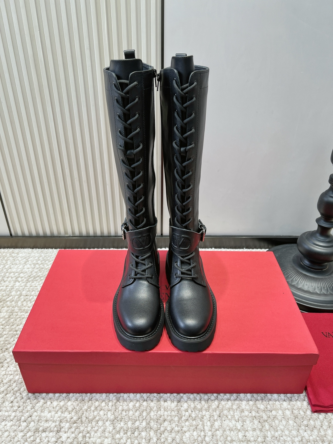 NO:958660,VALENTINO GARAVANI Valentino V-label lace-up side zipper thick-soled high-top Martin knight boots 26ss full of sassy aura!  Autumn and winter, the original lace-up high-top knight boots are made of fine and glossy black first-layer cowhide, which is neat and high-end. The boots are full of rows of laces that can be tightened freely. They are equipped with invisible zippers on the sides, so you don’t have to untie the shoelaces repeatedly, making them efficient and worry-free to put on and take off. The belt buckle design with embossed V logo on the waist of the boots makes it easy to recognize the light luxury.  The deep-toothed thick rubber sole quietly lifts the body shape, making walking stable and shock-absorbing without being bulky; the high-cut version elongates the legs vertically, easily modifying muscular legs and calf valgus. Pair it with overalls, long windbreakers, and woolen skirts to create a sweet and cool lady style with just one click, making it perfect for commuting and outings!  Upper layer of cowhide, foot pads, genuine leather outsole, rubber outsole, size 35-39 (40.41 custom made, non-returnable), boots, valentino, valentino, boots, skirts, cowhide, Leather soles19860909VALENTINO GARAVANI 华伦天奴V标系带侧拉链厚底高筒马丁骑士靴26ss 飒爽气场拉满！秋冬本命系带高筒骑士靴 细腻亮泽黑色头层牛皮利落高级,靴身满排系带可自由收紧松度,搭配侧边隐形拉链,不用反复解系鞋带,穿脱高效省心.靴腰压花V标识皮带扣设计,轻奢辨识度直接拉满. 深齿厚橡胶底悄悄垫高身形,走路稳当减震不笨重；高筒版型纵向拉长双腿,轻松修饰肌肉腿、小腿外翻.搭配工装裤、长款风衣、毛呢半裙,甜酷御姐风一键拿捏,通勤出游都出彩！ 鞋面头层牛皮 垫脚真皮大底 大底橡胶大底 码数35-39（40.41定做不退换）,靴子,valentino,valentino,boots,skirts,cowhide,Leather soles,Women's Shoes