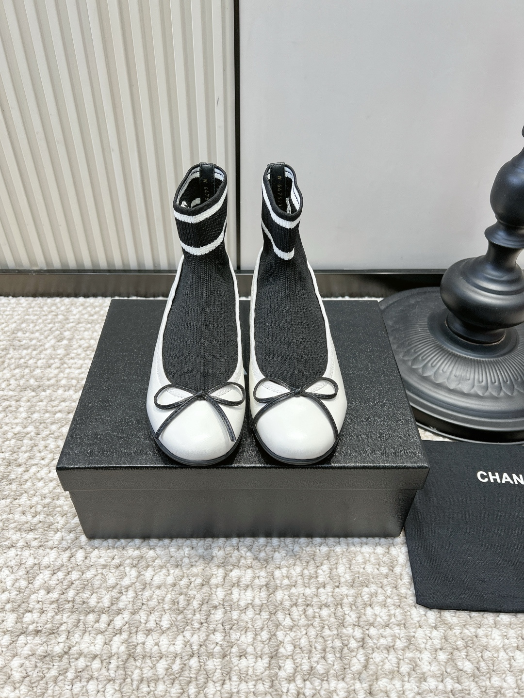 NO:958666,G100 CHANEL Chanel bow knitted splicing socks ballet boots 26ss French gentle ceiling!  Chanel's knitted splicing sock boots are too exquisite. The classic black and white color scheme has a retro college atmosphere. The round toe is matched with a leather bow, which perfectly captures the femininity of ballet shoes. The socks are made of elastic knitted fabric, and the two white stripes are simple and eye-catching. They fit the ankles and can modify the calf lines. The flat design is light and not tiring when walking. It is suitable for daily matching with skirts, straight jeans and suit pants. It can be worn for commuting and dating, and it can be worn for commuting and dating. Lazy people can look very distinguished with just one click!  Upper layer of cowhide, foot pads, sheepskin cushions, large rubber flat sole, size 35-40, boots, chanel, chanel, boots, skirts, jeans, business suit, cowhide, sheepskin19860909G100 CHANEL 香奈儿蝴蝶结针织拼接袜款芭蕾短靴26ss 法式温柔天花板！香奈儿针织拼接袜靴太精致 经典黑白配色自带复古学院氛围感,圆头鞋头搭配皮质蝴蝶结,把芭蕾鞋的柔美拿捏到位；袜筒采用弹力针织面料,两道白边条纹简约亮眼,贴合脚踝还能修饰小腿线条. 平底设计走路轻盈不累脚,日常搭配半身裙、直筒牛仔裤、西装裤都适配,通勤约会都能穿出优雅精致感,懒人一键搭配就很显贵！ 鞋面头层牛皮 垫脚羊皮软垫 大底橡胶平底 码数35-40,靴子,chanel,chanel,boots,skirts,jeans,business suit,cowhide,sheepskin,Women's Shoes
