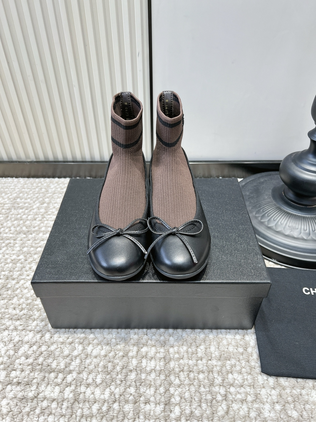 NO:958673,G100 CHANEL0 Chanel coffee brown knitted stitching bow ballet sock boots 26ss Maillard's natal shoes!  Gentle and retro feeling, low saturated brown knitted socks with bright black leather toes, classic leather bows that replicate the elegant charm of ballet shoes, and dark stripes on the tubes with distinct layers. The elastic socks fit tightly around the ankles, quietly modifying the calf line, and the flat upper feet are light and soft. Suitable for autumn caramel color wear, they are coordinated and advanced with suit pants, knitted skirts, and straight jeans. You can wear them for commuting to work or for afternoon tea dates to create a calm and refined French atmosphere!  Upper layer of cowhide, foot pads, sheepskin cushions, large rubber flat sole, size 35-40, boots, chanel, chanel, boots, skirts, jeans, business suit, cowhide, sheepskin19860909G100 CHANEL0香奈儿咖棕针织拼接蝴蝶结芭蕾袜靴26ss 美拉德穿搭本命鞋！温柔复古感拉满 低饱和咖棕针织袜筒搭配亮黑牛皮鞋头,经典皮质蝴蝶结复刻芭蕾鞋的优雅韵味,筒身深色条纹点缀层次分明.弹力袜筒紧紧贴合脚踝,悄悄修饰小腿线条,平底上脚轻盈软糯. 适配秋日焦糖色系穿搭,配西装裤、针织半裙、直筒牛仔裤都协调高级,通勤上班、下午茶约会都能穿出沉稳精致的法式氛围感！ 鞋面头层牛皮 垫脚羊皮软垫 大底橡胶平底 码数35-40,靴子,chanel,chanel,boots,skirts,jeans,business suit,cowhide,sheepskin,Women's Shoes