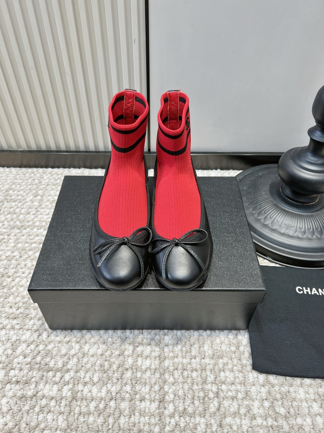 NO:958680,G100 CHANEL Chanel coffee brown knitted stitching bow ballet sock boots 26ss Maillard's natal shoes!  Gentle and retro feeling, low saturated brown knitted socks with bright black leather toes, classic leather bows that replicate the elegant charm of ballet shoes, and dark stripes on the tubes with distinct layers. The elastic socks fit tightly around the ankles, quietly modifying the calf line, and the flat upper feet are light and soft. Suitable for autumn caramel color wear, they are coordinated and advanced with suit pants, knitted skirts, and straight jeans. You can wear them for commuting to work or for afternoon tea dates to create a calm and refined French atmosphere!  Upper layer of cowhide, foot pads, sheepskin cushions, large rubber flat sole, size 35-40, boots, chanel, chanel, boots, skirts, jeans, business suit, cowhide, sheepskin19860909G100 CHANEL 香奈儿咖棕针织拼接蝴蝶结芭蕾袜靴26ss 美拉德穿搭本命鞋！温柔复古感拉满 低饱和咖棕针织袜筒搭配亮黑牛皮鞋头,经典皮质蝴蝶结复刻芭蕾鞋的优雅韵味,筒身深色条纹点缀层次分明.弹力袜筒紧紧贴合脚踝,悄悄修饰小腿线条,平底上脚轻盈软糯. 适配秋日焦糖色系穿搭,配西装裤、针织半裙、直筒牛仔裤都协调高级,通勤上班、下午茶约会都能穿出沉稳精致的法式氛围感！ 鞋面头层牛皮 垫脚羊皮软垫 大底橡胶平底 码数35-40,靴子,chanel,chanel,boots,skirts,jeans,business suit,cowhide,sheepskin,Women's Shoes