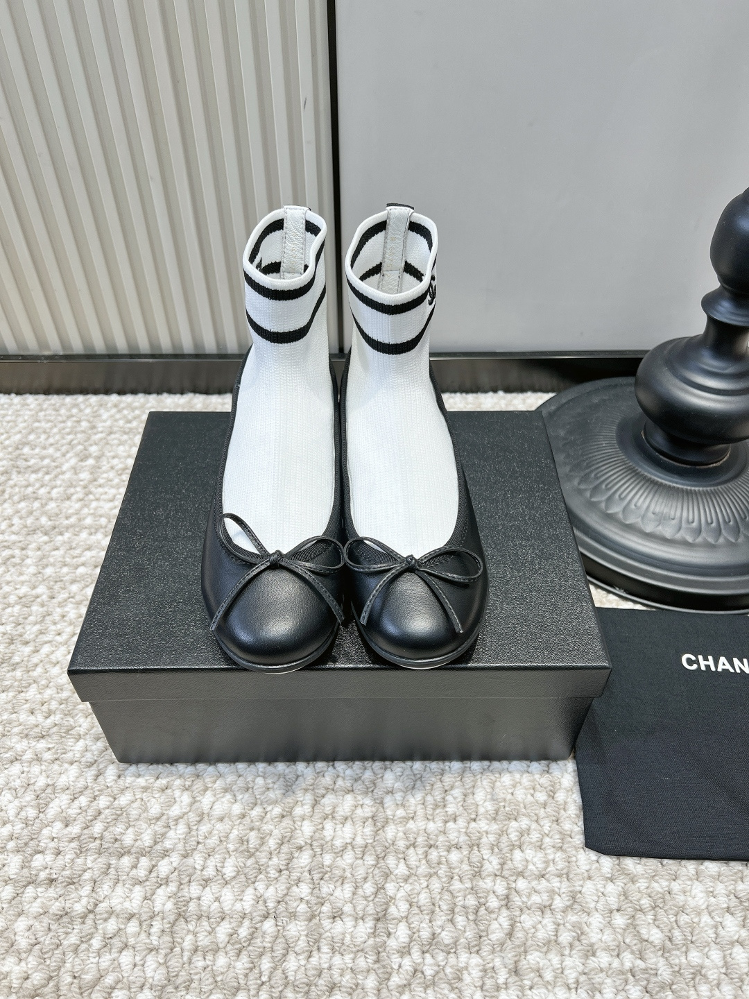 NO:958687,G100 CHANEL Chanel white and black striped knitted bow ballet sock boots 26ss, classic black and white color | versatile tool for French preppy style. Milky white elastic knitted socks with black horizontal stripes, bright black cowhide on the toe and exquisite leather bow, which completes the gentle atmosphere of ballet shoes. The elastic socks fit the ankle, softly modify the calf line, and the heel lift tab is easy to put on and take off.  The flat sole feels light and relaxed on the feet, and is suitable for matching with shirts and skirts, suit cigarette pants, and denim straight pants. It can be worn for commuting to work, school trips, and afternoon tea dates to create a clean and high-end simple texture!  Upper layer of cowhide, foot pads, sheepskin cushions, large rubber flat sole, size 35-40, boots, chanel, chanel, boots, skirts, shirts, business suit, cowhide, sheepskin19860909G100 CHANEL 香奈儿白黑条纹针织蝴蝶结芭蕾袜靴26ss 经典黑白配色｜法式学院风百搭神器 奶白色弹力针织袜筒搭配黑色横条纹,鞋头拼接亮黑牛皮+精致皮质蝴蝶结,把芭蕾鞋的温柔氛围感拉满.弹力袜筒贴合脚踝,柔和修饰小腿线条,后跟提拉袢方便穿脱. 平底脚感轻盈松弛,搭配衬衫半裙、西装烟管裤、牛仔直筒裤都适配,通勤上班、校园出行、下午茶约会都能穿出干净高级的简约质感！ 鞋面头层牛皮 垫脚羊皮软垫 大底橡胶平底 码数35-40,靴子,chanel,chanel,boots,skirts,shirts,business suit,cowhide,sheepskin,Women's Shoes