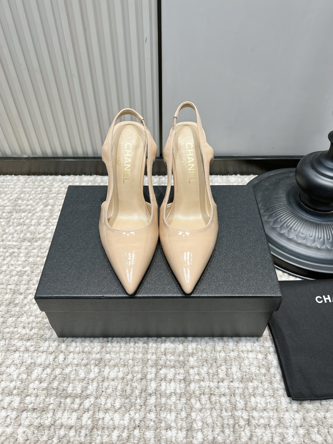 NO:958599,G081 CHANEL Nude Patent Leather Pointed Toe Thick Heel Sandals 26ss. Nude high heels are just what you need for commuting | Gentle, dignified and versatile. The classic nude tone glossy patent leather feels transparent and high-end. The pointed toe shoe shape elongates the leg line vertically. The thick heel design takes into account both aura and stability. The back trip strap is equipped with elastic cuffs to prevent the heel from falling off when walking.  The tones are soft and skin-friendly, suitable for suit skirts, satin dresses, and wide-leg trousers. It can be held in workplace meetings, business dates, and formal dinners. It is low-key, noble and generous!  Bright cowhide upper, sheepskin cushion for feet, leather outsole, size 35-41, high heels sandals, chanel, chanel, sandals, high heels, skirts, business suit, cowhide, sheepskin, Leather soles19860909G081 CHANEL 香奈儿裸色漆皮尖头粗跟后空凉鞋26ss 通勤刚需裸色高跟｜温柔显贵百搭款 经典裸调亮面漆皮质感通透高级,尖头鞋型纵向拉长腿部线条,粗跟设计兼顾气场与稳度；后空绊带搭配弹性收口,走路不易掉跟. 色调柔和不挑肤色,西装套裙、缎面连衣裙、阔腿西裤都适配,职场开会、商务约会、正式晚宴都能hold住,低调显贵又大方！ 鞋面亮面牛皮 垫脚羊皮软垫 大底真皮大底 码数35-41,高跟鞋凉鞋,chanel,chanel,sandals,high heels,skirts,business suit,cowhide,sheepskin,Leather soles,Women's Shoes