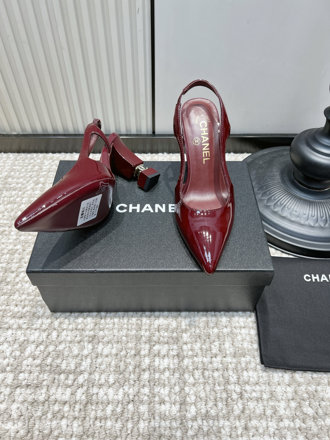 NO:958607,G081 CHANEL Chanel Burgundy Patent Leather Pointed Toe Thick Heel Sandals 26ss Atmospheric Burgundy High Heels | Exclusive Combat Shoes for Dates and Wedding Banquets Translucent burgundy patent leather has a noble luster, the pointed toe shape neatly lengthens the leg line, and the thick heel combines sophistication and walking stability; the elastic back strap fits the ankle and is not easy to slip off after long-term wear.  It is suitable for toasting dresses, satin long skirts, and commuter suits. It is eye-catching for wedding banquets, holiday dates, and dinner parties. It is retro and bright without being exaggerated, and the aura and atmosphere are both online!  Bright cowhide upper, sheepskin cushion for feet, leather outsole, size 35-41, high heels sandals, chanel, chanel, sandals, high heels, skirts, business suit, cowhide, sheepskin, Leather soles19860909G081 CHANEL 香奈儿酒红漆皮尖头粗跟后空凉鞋26ss 氛围感酒红高跟｜约会婚宴专属战鞋 透亮酒红色漆皮自带贵气光泽,尖头版型利落拉长腿部线条,粗跟兼顾精致感与行走稳定性；后空弹力绊带贴合脚踝,久穿不易滑落. 适配敬酒礼服、缎面长裙、通勤西装套装,婚宴出席、节日约会、晚宴聚会都亮眼,复古明艳又不显浮夸,气场氛围感双双在线！ 鞋面亮面牛皮 垫脚羊皮软垫 大底真皮大底 码数35-41,高跟鞋凉鞋,chanel,chanel,sandals,high heels,skirts,business suit,cowhide,sheepskin,Leather soles,Women's Shoes