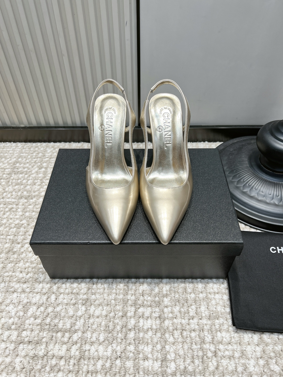 NO:958615,G081 CHANEL Chanel champagne gold glossy pointed toe thick heel sandals 26ss. Luxurious champagne gold | Suitable for both dinner and commuting. The clear and soft champagne gold has a soft light texture. The pointed toe shoe shape stretches the leg lengthwise, neat and slimming. The thick heel design weakens the pressure of the high heel, making it easy to stand for a long time. The elastic back strap fits the ankle and is not easy to slip when walking.  It goes well with satin dresses, light luxury suits, and solid color suit skirts. It is perfectly suitable for annual dinners, business cocktail parties, and exquisite commuting. It is low-key and sparkling without being exaggerated!  Bright cowhide upper, sheepskin cushion for feet, leather outsole, size 35-41, high heels sandals, chanel, chanel, sandals, high heels, skirts, business suit, cowhide, sheepskin, Leather soles19860909G081 CHANEL 香奈儿香槟金亮面尖头粗跟后空凉鞋26ss 贵气香槟金｜晚宴通勤两相宜 清透柔和的香槟金自带柔光质感,尖头鞋型纵向拉伸腿型,利落又显瘦；粗跟设计弱化高跟压力,长时间站立也轻松.后空弹力绊带贴合脚踝,走路不易滑落. 搭配缎面礼服、轻奢套装、纯色西装裙都出彩,年会晚宴、商务酒会、精致通勤穿搭适配度拉满,低调闪耀不浮夸！ 鞋面亮面牛皮 垫脚羊皮软垫 大底真皮大底 码数35-41,高跟鞋凉鞋,chanel,chanel,sandals,high heels,skirts,business suit,cowhide,sheepskin,Leather soles,Women's Shoes