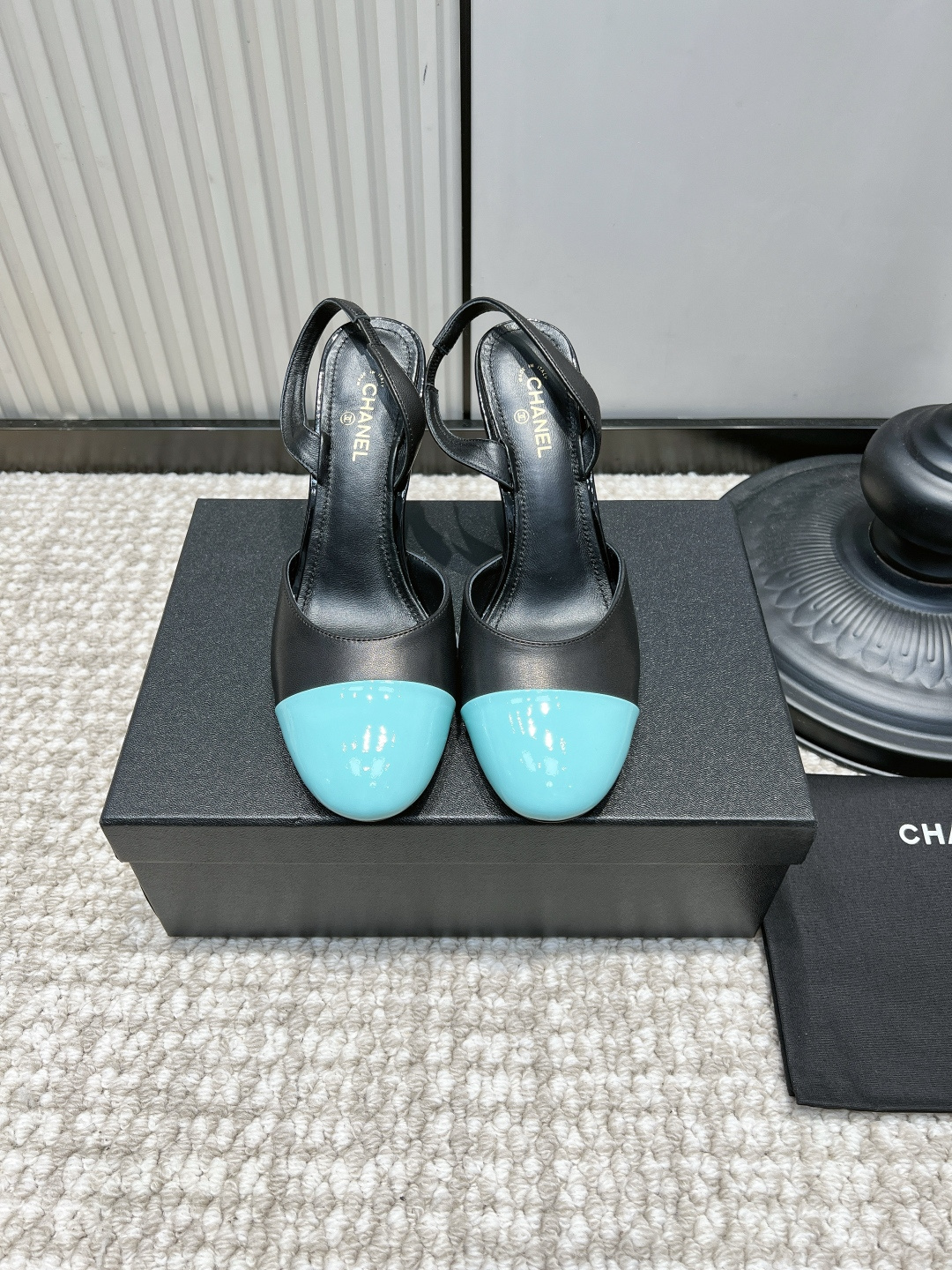 NO:958623,G081 CHANEL0 Chanel black and blue color matching round toe stiletto heel sandals 26ss, fresh and contrasting color style | the highlight of spring and summer wear. The matte black leather shoe body is paired with a mint blue glossy patent leather toe. The classic two-color splicing makes it more recognizable. The rounded toe is soft and tolerant of the foot shape; the slender high heel elongates the body proportions, and the back strap design is refreshing and breathable.  Suitable for floral dresses, high-waisted suit shorts, and simple commuting skirts. It can be worn for spring outings, daily commuting, and afternoon tea with girlfriends. It is low-key and eye-catching!  Upper layer of cowhide, foot pads, sheepskin cushions, outsole, genuine leather outsole, size 35-41, high heels sandals, chanel, chanel, sandals, high heels, skirts, shorts, business suit, cowhide, sheepskin, Leather soles19860909G081 CHANEL0香奈儿黑蓝拼色圆头细跟后空凉鞋26ss 清新撞色小香风｜春夏穿搭点睛款 哑光黑牛皮鞋身搭配薄荷蓝亮面漆皮鞋头,经典双色拼接辨识度拉满,圆润鞋头柔和包容脚型；纤细高跟拉长身形比例,后空绊带设计清爽透气. 适配碎花连衣裙、高腰西装短裤、简约通勤半裙,春游出行、日常通勤、闺蜜下午茶都能穿,低调又有亮眼小心机！ 鞋面头层牛皮 垫脚羊皮软垫 大底真皮大底 码数35-41,高跟鞋凉鞋,chanel,chanel,sandals,high heels,skirts,shorts,business suit,cowhide,sheepskin,Leather soles,Women's Shoes