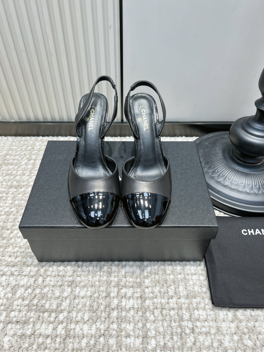 NO:958639,G081 CHANEL Chanel all-black color-blocked round toe stiletto heel sandals, low-key black tone light luxury model | Suitable for commuting and dinner. The matte black cowhide body is spliced with bright black patent leather toe caps. The same color and different textures collide with each other, and the round toe version is loose and does not squeeze the toes; the stiletto heels modify the shape of the legs, and the small red details at the heel break the dullness. The back strap is refreshing and breathable.  It is very suitable to be paired with formal suit skirts, black dresses, and simple cigarette pants. It can be worn in daily work, business gatherings, and evening dates. It is calm and high-end but also contains hidden secrets!  Upper layer of cowhide, foot pads, sheepskin cushions, outsole, genuine leather outsole, size 35-41, high heels sandals, chanel, chanel, sandals, high heels, skirts, business suit, cowhide, sheepskin, Leather soles19860909G081 CHANEL 香奈儿全黑拼色圆头细跟后空凉鞋 低调黑调轻奢款｜通勤晚宴都适配 哑光黑牛皮鞋身拼接亮黑漆皮鞋头,同色系不同质感碰撞层次十足,圆头版型宽松不挤脚趾；细高跟修饰腿型,鞋跟处红色小细节打破沉闷,后空绊带清爽透气. 搭配正装西装裙、黑色礼服、简约烟管裤超合适,日常上班、商务聚会、晚间约会都能hold住,沉稳高级又暗藏小心机！ 鞋面头层牛皮 垫脚羊皮软垫 大底真皮大底 码数35-41,高跟鞋凉鞋,chanel,chanel,sandals,high heels,skirts,business suit,cowhide,sheepskin,Leather soles,Women's Shoes
