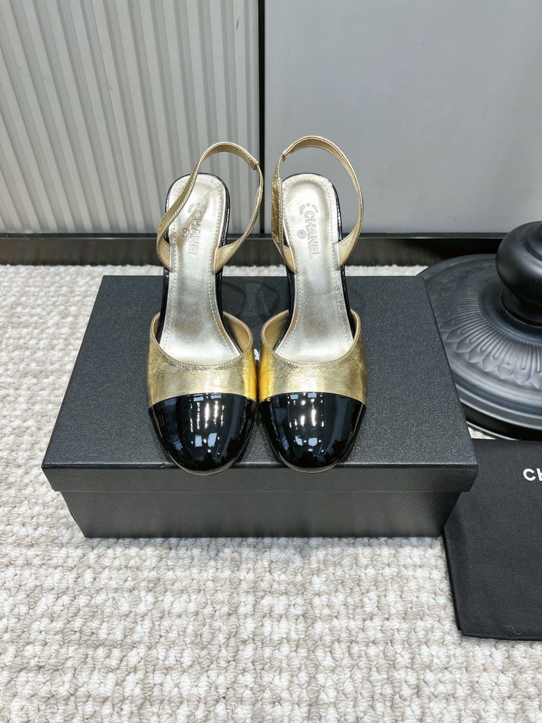 NO:958651,G081 CHANEL gold and black color matching round toe stiletto heel sandals 26ss, gilt and black luxury model | Eye-catching item for dinner parties. Metallic gold cowhide stitched with glossy black patent leather toe, retro color matching brings a luxurious atmosphere; rounded toe to accommodate the foot shape, stiletto heel elongates the leg line, small red embellishments on the heel are exquisite and unique, and elastic back strap is light and breathable.  Pair it with a satin dress, suspender dress, or wide-leg suit pants. It's super eye-catching. Wear it to dinner appointments, birthday parties, and luxurious afternoon teas to create a perfect atmosphere!  Upper layer of cowhide, foot pads, sheepskin cushions, outsole, genuine leather outsole, size 35-41, high heels sandals, chanel, chanel, sandals, high heels, skirts, business suit, cowhide, sheepskin, Leather soles19860909G081 CHANEL 香奈儿金黑拼色圆头细跟后空凉鞋26ss 鎏金撞黑贵气款｜晚宴聚会吸睛神器 金属光泽金色牛皮拼接亮黑漆皮鞋头,复古拼色自带奢华氛围感；圆润鞋头包容脚型,细高跟拉长腿部线条,鞋跟红色小点缀精巧别致,弹力后绊带轻盈透气. 搭配缎面小礼裙、吊带连衣裙、阔腿西装裤超亮眼,晚宴赴约、生日聚会、轻奢下午茶穿它,氛围感直接拉满！ 鞋面头层牛皮 垫脚羊皮软垫 大底真皮大底 码数35-41,高跟鞋凉鞋,chanel,chanel,sandals,high heels,skirts,business suit,cowhide,sheepskin,Leather soles,Women's Shoes