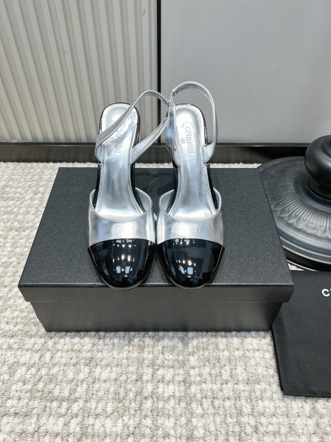 NO:958659,G081 CHANEL Chanel silver and black color matching round toe stiletto heel sandals 26ss, cold silver and black contrast colors | fashionable and eye-catching style for sophisticated dating. Metallic bright silver cowhide is spliced with bright black patent leather toe, and the cold and advanced metal texture is super futuristic; the round toe is suitable for all types of feet, the stiletto heel neatly elongates the leg line, the small red embellishment on the heel breaks the cold monotony, and the elastic back strap is refreshing and not stuffy on the ankle.  Suitable for silver-colored mini skirts, workwear wide-leg pants, and suspender suits. It can be used for dates, banquets, parties, and luxury store visits!  Upper layer of cowhide, foot pads, sheepskin cushions, outsole, genuine leather outsole, size 35-41, high heels sandals, chanel, chanel, sandals, high heels, skirts, cowhide, sheepskin, Leather soles19860909G081 CHANEL 香奈儿银黑拼色圆头细跟后空凉鞋26ss 冷调银黑撞色｜时髦精约会吸睛款 金属亮银牛皮拼接亮黑漆皮鞋头,冷冽高级的金属质感超有未来感；圆润鞋头包容各类脚型,细高跟利落拉长腿部线条,鞋跟红色小点缀打破冷感单调,弹力后绊带清爽不闷脚踝. 适配银色系小礼裙、工装阔腿裤、吊带套装,约会赴宴、派对聚会、轻奢探店出镜气场拉满！ 鞋面头层牛皮 垫脚羊皮软垫 大底真皮大底 码数35-41,高跟鞋凉鞋,chanel,chanel,sandals,high heels,skirts,cowhide,sheepskin,Leather soles,Women's Shoes