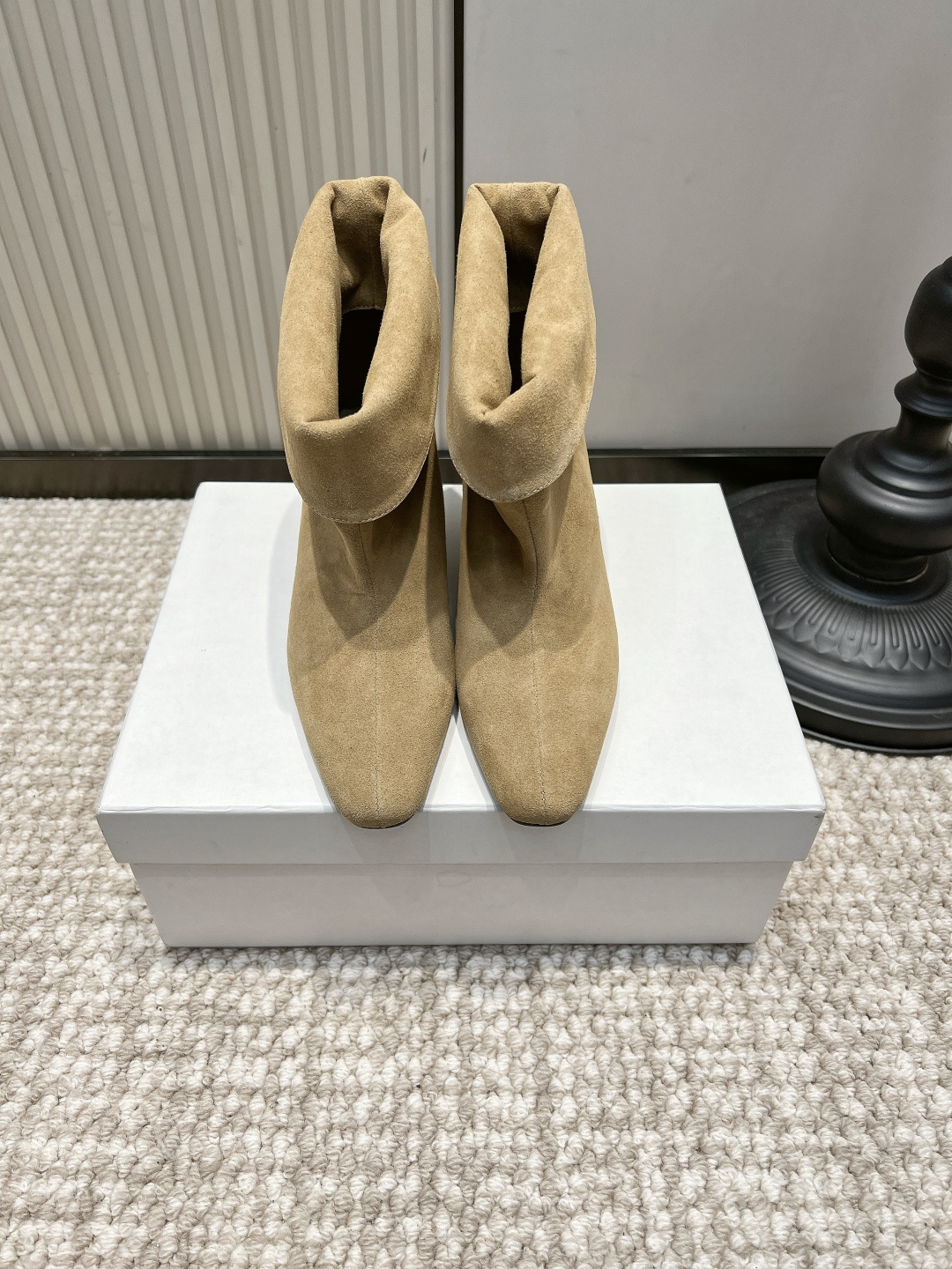 NO:958575,G199 OSOI CUFF BOOTS milk tea color folded inner heightening short boots 26ss. The soft milk tea camel suede leather is too high-end, and the matte suede surface is low-key and noble. There are two ways to wear the boot opening. Folding is a lazy pile of boots, straightening it is a neat commuter ankle boot. The invisible inner heightening wedge is really considerate!  The high heels are invisible to outsiders, quietly lifting up the body shape, and directly elongating the calf line. The soft suede sticks to the ankles without rubbing the heels. It is suitable for matching with cashmere straight pants, woolen skirts, and long windbreakers. It can be worn casually when commuting to work, visiting stores in autumn, or traveling in the suburbs. Niche designer styles are not easy to match, and the Korean style can directly make you feel relaxed!  Suede upper, sheepskin cushion for feet, rubber outsole, size 35-39, boots, boots, skirts, sheepskin, chamois leather19860909G199 OSOI CUFF BOOTS奶茶色翻折内增高短靴26ss 温柔奶茶驼麂皮质感太高级,哑光绒面低调显贵 靴口两种穿法翻折是慵懒堆堆靴,拉直就是利落通勤踝靴 隐形内增高坡跟真的贴心！ 外人看不出高跟,悄悄垫高身形,小腿线条直接被拉长 软乎乎麂皮贴住脚踝不磨后跟 搭配羊绒直筒裤、毛呢半裙、长款风衣都适配 上班通勤、秋日探店、近郊出游随便穿 小众设计师款不容易撞款,韩系松弛感直接拉满！ 鞋面反绒麂皮 垫脚羊皮软垫 大底橡胶大底 码数35-39,靴子,boots,skirts,sheepskin,chamois leather,Women's Shoes