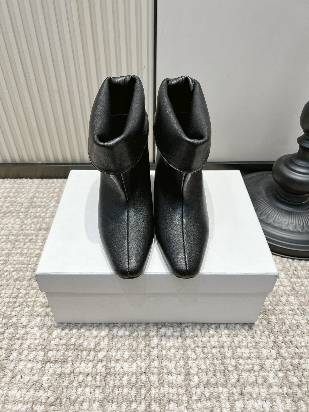 NO:958583,G199 OSOI CUFF BOOTS black glossy fold-over inner heightening short boots 26ss. The black glossy cowhide model is really a must-have for autumn and winter!  The matte soft leather texture is high-end and non-reflective, and there is no cheap plastic feel at all. There are two ways to wear the boots, folded for a casual and relaxed feel, straightened for a neat workplace ankle boot. The invisible inner heightening wedge is a plus!  It quietly enhances your body shape, and visually your legs are thin and straight. The leather is soft and close to your feet, so you can commute all day long without wearing your heels. It is suitable for matching straight pants with suits, little black skirts, and woolen coats. It is formal for work and sophisticated for dating. It is not easy to hit the niche designer style, and it gives you a sense of high-end!  Upper layer of cowhide, foot pads of sheepskin cushions, rubber outsole, size 35-39, boots, boots, skirts, business suit, cowhide, sheepskin19860909G199 OSOI CUFF BOOTS黑色光面翻折内增高短靴26ss 黑色光面牛皮款真的是秋冬刚需款！ 哑光软皮质感高级不反光,完全没有廉价塑料感 靴口两种穿法翻折是随性松弛感,拉直就是利落职场踝靴 隐形内增高坡跟太加分！悄悄垫高身形,视觉上腿又细又直 皮质柔软贴脚,通勤暴走一整天也不磨后跟 搭配西装直筒裤、小黑裙、毛呢大衣都适配 上班正式、约会精致,小众设计师款不容易撞款,高级感拉满！ 鞋面头层牛皮 垫脚羊皮软垫 大底橡胶大底 码数35-39,靴子,boots,skirts,business suit,cowhide,sheepskin,Women's Shoes