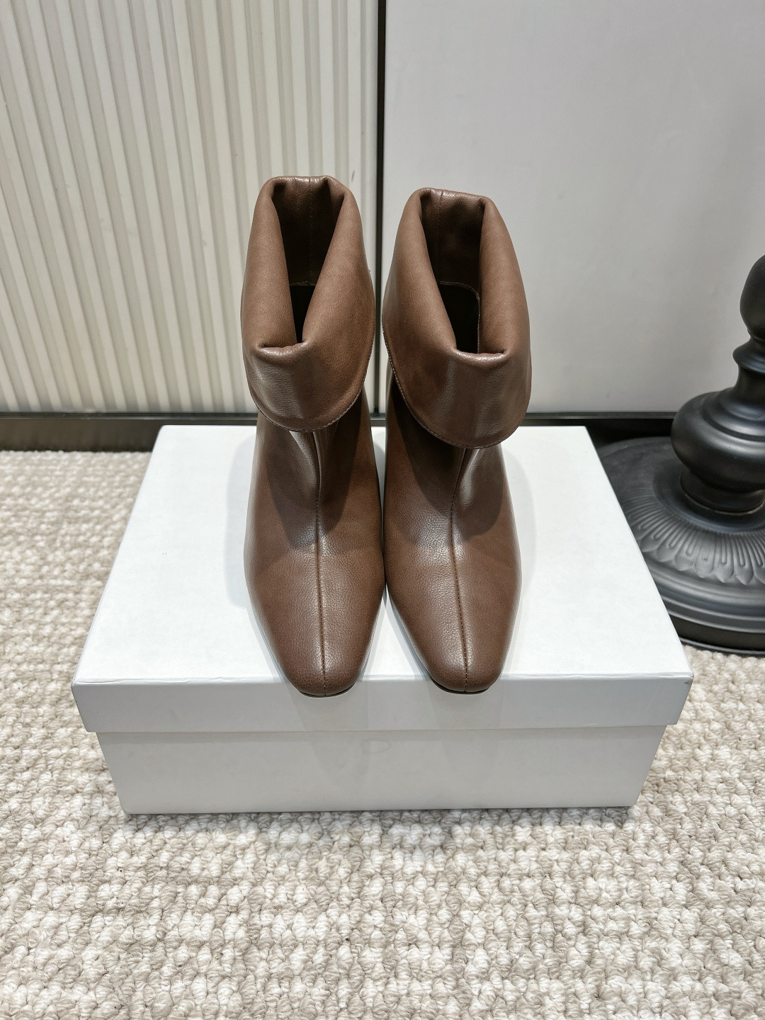 NO:958591,G199 OSOI CUFF BOOTS tan glossy fold-down inner heightening short boots 26ss. The caramel brown cowhide model is really full of atmosphere!  The matte soft cowhide leather has a warm and high-end feel, and the tone is retro and gentle, suitable for all autumn and winter earth-toned outfits. There are two ways to wear the boots, folded and casual, straightened and neat, a pair of boots unlocks two styles. The invisible inner heightening wedge is a treasure design!  It quietly heightens your body shape, and your calves look slim and long. The leather is soft and close to your feet, so you can commute all day without grinding your heels. It is super harmonious when paired with brown suit pants, woolen skirts, and long windbreakers. Niche designer styles are not easy to clash with, and you can firmly grasp the retro sophistication!  Upper layer of cowhide, foot pads of sheepskin cushions, rubber outsole, size 35-39, boots, boots, skirts, business suit, cowhide, sheepskin19860909G199 OSOI CUFF BOOTS棕褐色光面翻折内增高短靴26ss 焦糖棕牛皮款真的氛围感拉满！ 哑光软牛皮质感温润高级,色调复古温柔,适配所有秋冬大地色系穿搭 靴口两种穿法翻折慵懒随性,拉直利落干练,一双靴解锁两种风格 隐形内增高坡跟是宝藏设计！悄悄拔高身形,小腿视觉又细又长 皮质柔软贴脚,通勤暴走一整天也不磨后跟 搭配咖色西装裤、毛呢半裙、长款风衣都超和谐 小众设计师款不容易撞款,复古精致感稳稳拿捏！ 鞋面头层牛皮 垫脚羊皮软垫 大底橡胶大底 码数35-39,靴子,boots,skirts,business suit,cowhide,sheepskin,Women's Shoes