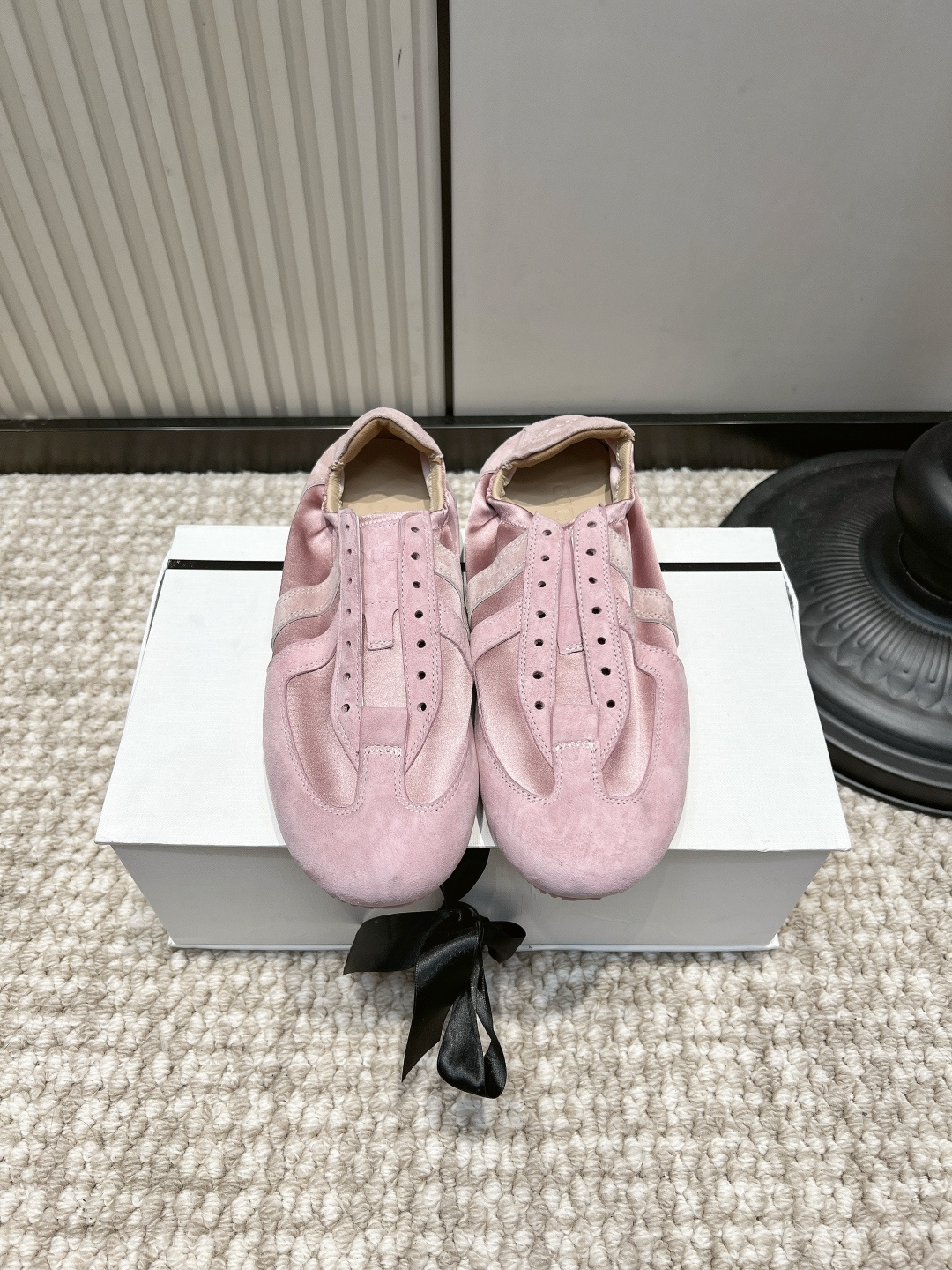 NO:958627,G199 COTEMP smoke pink suede pleated ballet moral training slip-on flats 26ss smoke pink COTEMP ballet moral training | gentle sweet girl's spring and summer flats matte smoke pink is gentle but not gaudy, suede + satin stitching has a hazy atmosphere. The elastic pleated shoe top is easy to put on and take off, and you can go out quickly without stress at eight in the morning.  The perforated upper is breathable and refreshing, making it dry and not sweaty when worn barefoot in spring and summer. The ultra-thin soft sole is light and non-feeling, and it is not easy to be sore when walking for a long time when shopping. It has just the right sweetness when paired with a floral skirt, light blue jeans, and a knitted cardigan. The niche style is not easy to clash with, and the Korean style is gentle and relaxed and easy to handle!  Upper nubuck suede, foot pads sheepskin cushions, outsole rubber flat, size 35-39, ballet shoes, flats, skirts, jeans, sheepskin, chamois leather19860909G199 COTEMP 烟粉色麂皮褶皱芭蕾德训一脚蹬平底鞋26ss 烟粉COTEMP芭蕾德训｜温柔甜妹春夏本命平底鞋 雾面烟粉色温柔不艳俗,麂皮+缎面拼接自带朦胧氛围感 弹力褶皱鞋口一脚蹬穿脱便捷,早八快速出门无压力 鞋面冲孔透气清爽,春夏光脚穿干爽不闷汗 超薄软底轻盈无感,逛街长时间行走也不易酸胀 搭配碎花半裙、浅蓝牛仔裤、针织开衫甜度刚好 小众款式不易撞款,韩系温柔松弛感轻松拿捏！ 鞋面磨砂麂皮 垫脚羊皮软垫 大底橡胶平底 码数35-39,芭蕾舞鞋,flats,skirts,jeans,sheepskin,chamois leather,Women's Shoes