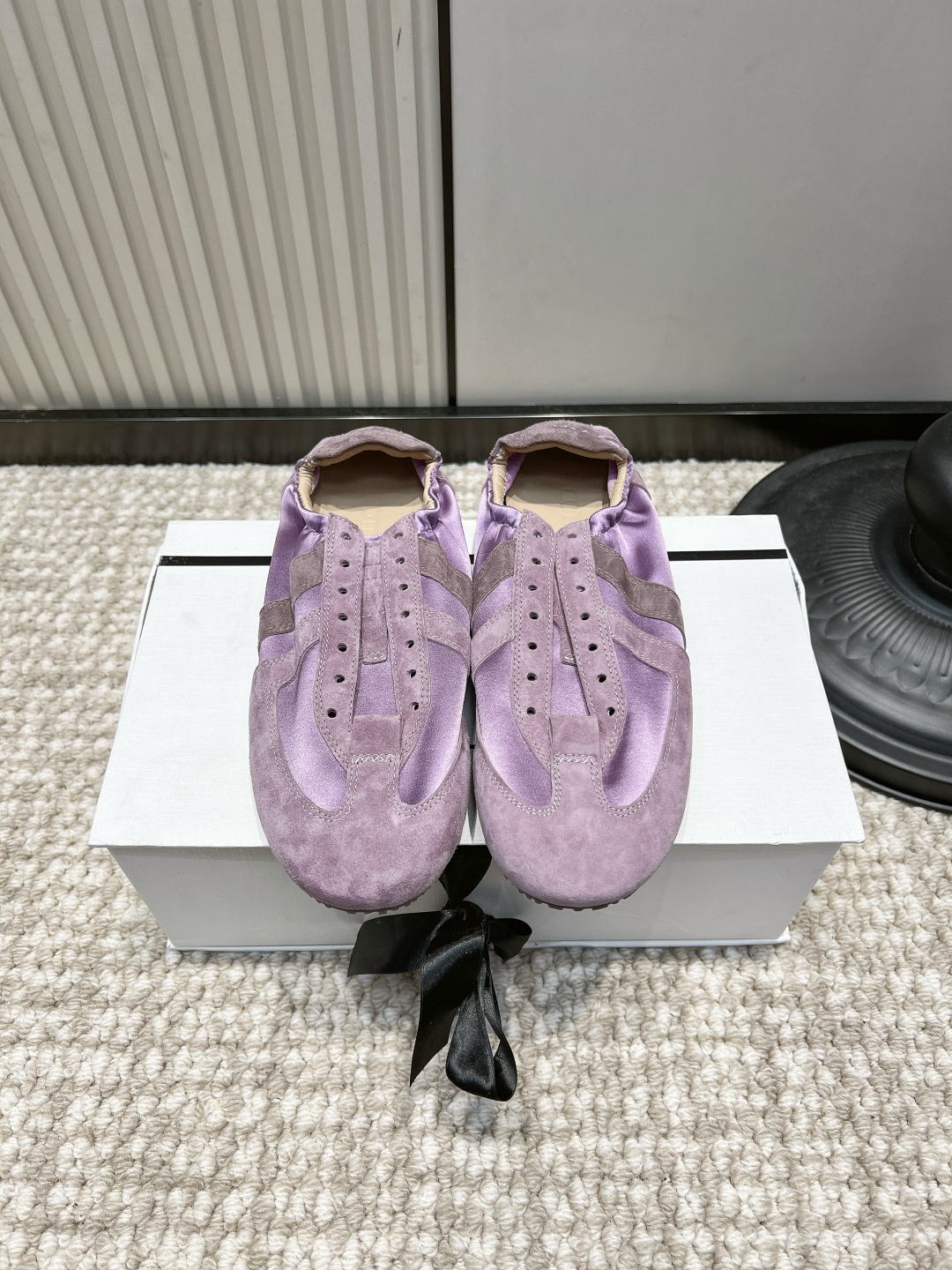 NO:958568,G199 COTEMP taro purple suede satin stitching ballet moral training slip-on flats 26ss taro purple COTEMP ballet moral training | spring and summer atmosphere fairy flats The misty taro purple is gentle and whitening, the splicing design of suede and satin has a hazy soft light texture  The elastic pleated shoe collar is super fast to put on and take off, so you don’t have to worry about tying shoelaces during the early morning commute. The perforated upper is breathable, so you can wear it barefoot in midsummer without getting stuffy and sweaty. The ultra-thin soft sole feels soft, and your feet will not be sore and swollen easily after walking for a long time. Pair it with a light-colored dress, denim wide-leg pants, and a thin knitted cardigan to create a full atmosphere. The niche color matching is not easy to clash, and the French gentle and relaxed feeling is easy to control!  Upper nubuck suede, foot pads sheepskin cushions, outsole rubber flat, size 35-39, ballet shoes, flats, skirts, sheepskin, chamois leather19860909G199 COTEMP 香芋紫麂皮缎面拼接芭蕾德训一脚蹬平底鞋26ss 香芋紫COTEMP芭蕾德训｜春夏氛围感神仙平底鞋 雾感香芋紫温柔显白,麂皮搭配缎面的拼接设计自带朦胧柔光质感 弹力褶皱鞋口一脚蹬穿脱超快,早八通勤无需费心系鞋带 鞋面冲孔透气通透,盛夏光脚穿着干爽不闷汗 超薄软底脚感绵软,逛街长时间行走足部不易酸胀 搭配浅色系连衣裙、牛仔阔腿裤、针织薄开衫氛围感拉满 小众配色不易撞款,法式温柔松弛感轻松拿捏！ 鞋面磨砂麂皮 垫脚羊皮软垫 大底橡胶平底 码数35-39,芭蕾舞鞋,flats,skirts,sheepskin,chamois leather,Women's Shoes
