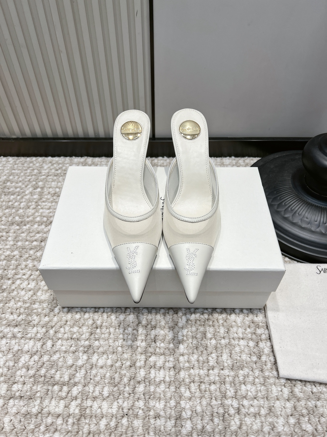 NO:958566,YSL off-white mesh hot-drilled point-toe stiletto Mule slippers 26ss Milky white YSL Muller high-heeled | A gentle and elegant top shoe for spring and summer. The milky white color is refreshing and clean, and the hot-drilled YSL logo is low-key and shining. The mesh upper has a hazy and transparent feel, not as dull and heavy as the all-leather style. The combination of pointed toe + stiletto heel quietly optimizes the leg shape and transforms into slender cartoon legs in seconds.  The slip-on design makes it super fast to get out of the house. Pair it with a light-colored suit for smart commuting, or wear it with a long suspender skirt for a banquet that is gentle and eye-catching. The metal nameplate details add a light and luxurious texture, and can be easily worn with white or yellow leather!  Smooth cowhide upper, genuine leather foot pads, outsole, genuine leather outsole, size 35-39 (40-42 customized, non-returnable), half-slip high heels, saint laurent, high heels, slippers, skirts, business suit, cowhide, Leather soles19860909YSL 米白网纱烫钻尖头细跟穆勒拖鞋26ss 奶白YSL穆勒高跟｜温柔贵气的春夏顶配单鞋 奶白配色清爽显干净,烫钻YSL标低调闪耀 网纱鞋面自带朦胧通透感,不会像全皮款式沉闷厚重 尖头+细高跟组合悄悄优化腿型,秒变修长漫画腿 一脚蹬设计出门超快,配浅色西装干练通勤,搭吊带长裙赴宴温柔吸睛 金属铭牌细节拉满轻奢质感,白皮黄皮都能轻松驾驭！ 鞋面光面牛皮 垫脚真皮脚垫 大底真皮大底 码数35-39（40-42定做不退换）,半拖高跟鞋,saint laurent,high heels,slippers,skirts,business suit,cowhide,Leather soles,Women's Shoes