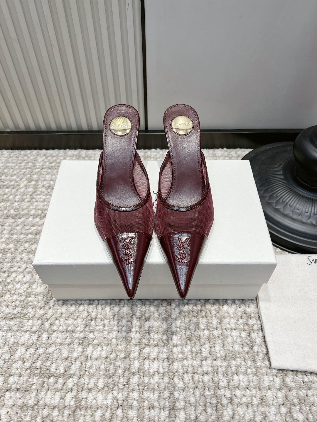 NO:958573,YSL burgundy mesh hot-drilled point-toe stiletto Mule slippers 26ss Retro burgundy YSL Muller high-heeled | Yujie atmosphere ceiling Rich burgundy comes with retro filter, patent leather toe and transparent mesh are full of layers The hot-drilled YSL logo shimmers slightly in the dark light, low-key and noble without being ostentatious The pointed stiletto heel easily creates a slender leg line, and the one-foot design is super worry-free when going to dinner parties  Paired with a long velvet skirt, she will be the glamorous hostess of the dinner party. Paired with a black suit, she will become a smart workplace lady instantly. The yellow leather upper toes will look whiter and brighter, and the atmosphere will be instantly enhanced!  Bright cowhide upper, genuine leather foot pads, outsole, genuine leather outsole, size 35-39 (40-42 customized, non-refundable), half-slip high heels, saint laurent, high heels, slippers, skirts, business suit, cowhide, Leather soles19860909YSL 酒红网纱烫钻尖头细跟穆勒拖鞋26ss 复古酒红YSL穆勒高跟｜御姐氛围感天花板 浓郁酒红自带复古滤镜,漆皮鞋头搭配通透网纱层次十足 烫钻YSL标志暗光下微微闪,低调显贵不张扬 尖头细跟轻松打造修长腿线,一脚蹬设计赴宴赶场超省心 配丝绒长裙是晚宴明艳女主,搭黑色西装秒变干练职场御姐 黄皮上脚显白提气色,氛围感直接拉满！ 鞋面亮面牛皮 垫脚真皮脚垫 大底真皮大底 码数35-39（40-42定做不退换）,半拖高跟鞋,saint laurent,high heels,slippers,skirts,business suit,cowhide,Leather soles,Women's Shoes