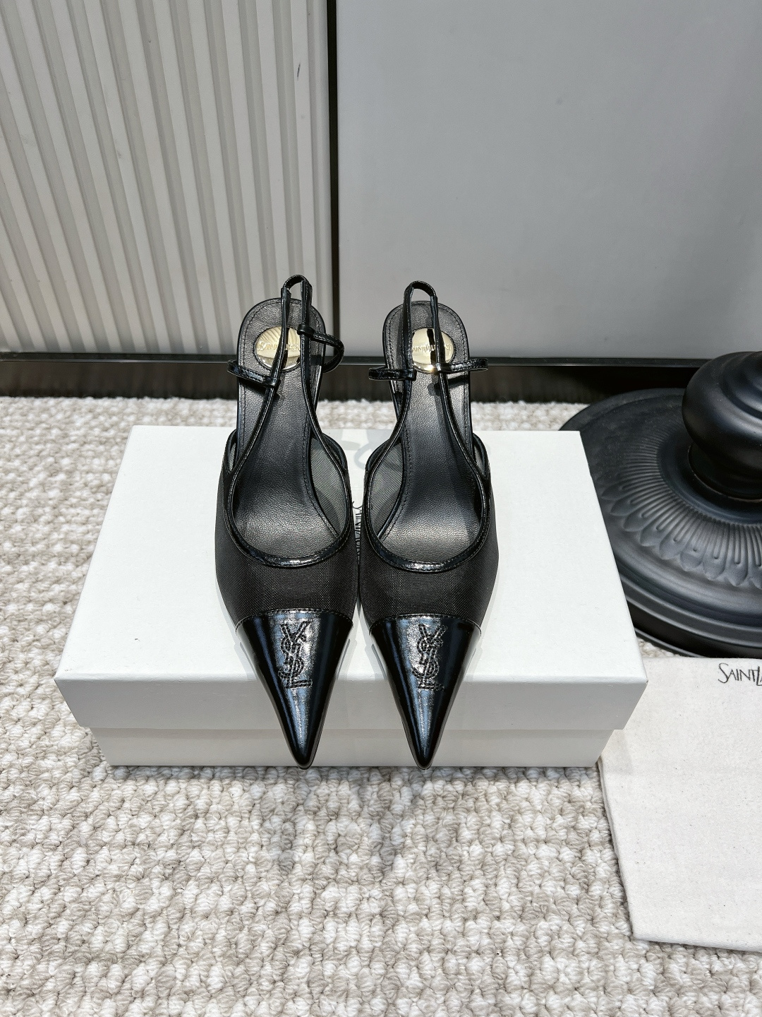 NO:958579,YSL black mesh hot-drilled point-toe stiletto heel strap sandals 26ss YSL black gauze back-strap high-heeled sandals｜Standard for cool workplace ladies The glossy patent leather toe is neat and cool, and the semi-transparent mesh hides a hazy atmosphere The hot-drilled YSL logo is low-key and exquisite, with a shimmery glow in the dark The thin ankle strap firmly fixes the shoe body and walks securely without slipping. Paired with a suit, you will be a smart commuting queen, and a little black dress will turn it into the focus of a dinner party  The pure black color scheme is versatile and slimming, and can be worn repeatedly throughout the year!  Bright cowhide upper, genuine leather foot pads, outsole, genuine leather outsole, size 35-39 (40-42 custom-made, non-refundable), half-drag high heels, saint laurent, sandals, high heels, skirts, business suit, cowhide, Leather soles19860909YSL 黑色网纱烫钻尖头细跟后绊带凉鞋26ss YSL黑纱后绊带高跟｜清冷职场御姐标配 亮面漆皮鞋头利落冷艳,半透网纱暗藏朦胧氛围感 烫钻YSL标识低调精致,暗光下自带细碎光泽 脚踝细绊带牢牢固定鞋身,走路稳妥不滑跟 搭西装套装是干练通勤女王,配小黑裙变身晚宴焦点 纯黑配色百搭显瘦,一年四季都能反复穿搭！ 鞋面亮面牛皮 垫脚真皮脚垫 大底真皮大底 码数35-39（40-42定做不退换）,半拖高跟鞋,saint laurent,sandals,high heels,skirts,business suit,cowhide,Leather soles,Women's Shoes
