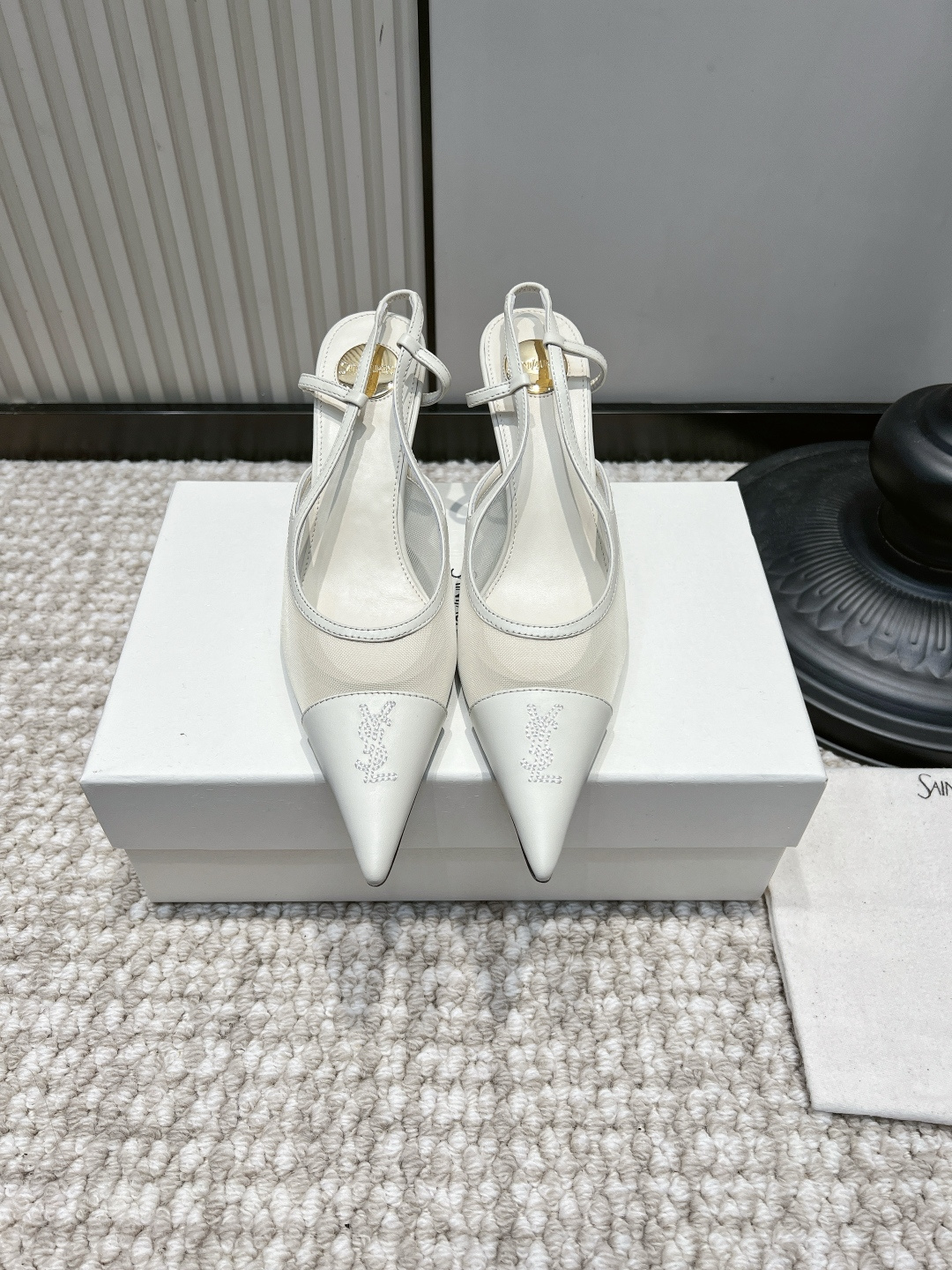 NO:958587,YSL off-white mesh perforated pointed toe stiletto heel sandals 26ss milky white YSL back strap high heels | gentle and noble in spring and summer. The clean and soft off-white color is perfect for spring and summer wear!  The glossy leather toe is matched with hazy mesh, which adds a layered atmosphere. The YSL logo with hot diamonds on the toe is low-key and shiny, and the shimmer is super delicate in the sun. The adjustable ankle strap can firmly fix the shoe body, and you can walk steadily without losing your heel. Wear it with a light-colored suit for commuting, and wear it with a floral long skirt for appointments. It is gentle and eye-catching. The yellow leather upper foot is refreshing and bright, which is a must-have in the spring and summer shoe cabinet!  Smooth cowhide upper, genuine leather foot pads, outsole, genuine leather outsole, size 35-39 (40-42 custom-made, non-refundable), half-drag high heels, saint laurent, sandals, high heels, skirts, business suit, cowhide, Leather soles19860909YSL 米白网纱烫钻尖头细跟后绊带凉鞋26ss 奶白YSL后绊带高跟｜春夏温柔贵气担当 干净柔和的米白色太适配春夏穿搭了！光面皮头搭配朦胧网纱,层次氛围感拉满 鞋头烫钻YSL标低调闪耀,阳光下细碎光泽超精致 可调节脚踝绊带牢牢固定鞋身,走路稳妥不掉跟 配浅色西装通勤干练利落,搭碎花长裙赴约温柔亮眼 黄皮上脚清爽显气色,春夏鞋柜刚需款！ 鞋面光面牛皮 垫脚真皮脚垫 大底真皮大底 码数35-39（40-42定做不退换）,半拖高跟鞋,saint laurent,sandals,high heels,skirts,business suit,cowhide,Leather soles,Women's Shoes