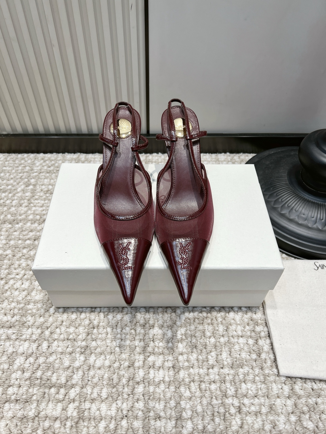 NO:958595,YSL burgundy mesh hot-drilled point-toe stiletto heel strap sandals 26ss retro burgundy stiletto-strap high-heeled | Yujie’s banquet atmosphere artifact. Rich burgundy comes with a retro filter, glossy patent leather and transparent mesh to create a layered feel. The toe is drilled and drilled, and the YSL logo shimmers delicately in the dark, giving it a light and luxurious texture.  Paired with a velvet dress, she will be the glamorous heroine of the dinner party. Paired with a dark suit, she will transform into a capable workplace lady. The yellow skin on her feet will make her look whiter and brighter. It is super eye-catching to wear to a festival banquet!  Glossy cowhide upper, genuine leather foot pads, outsole, genuine leather outsole, size 35-39 (40-42 customized, non-refundable), half-drag high heels, saint laurent, sandals, high heels, business suit, cowhide, Leather soles19860909YSL 酒红网纱烫钻尖头细跟后绊带凉鞋26ss 复古酒红后绊带高跟｜御姐宴会氛围感神器 浓郁酒红自带复古滤镜,亮面漆皮搭配通透网纱层次感拉满 鞋头烫钻YSL标识暗光下细闪精致,轻奢质感拉满 可调节脚踝绑带牢牢固定鞋身,走动稳妥不滑脱 配丝绒礼服是晚宴明艳女主,搭深色西装变身干练职场御姐 黄皮上脚显白提气色,节日赴宴穿超吸睛！ 鞋面亮面牛皮 垫脚真皮脚垫 大底真皮大底 码数35-39（40-42定做不退换）,半拖高跟鞋,saint laurent,sandals,high heels,business suit,cowhide,Leather soles,Women's Shoes