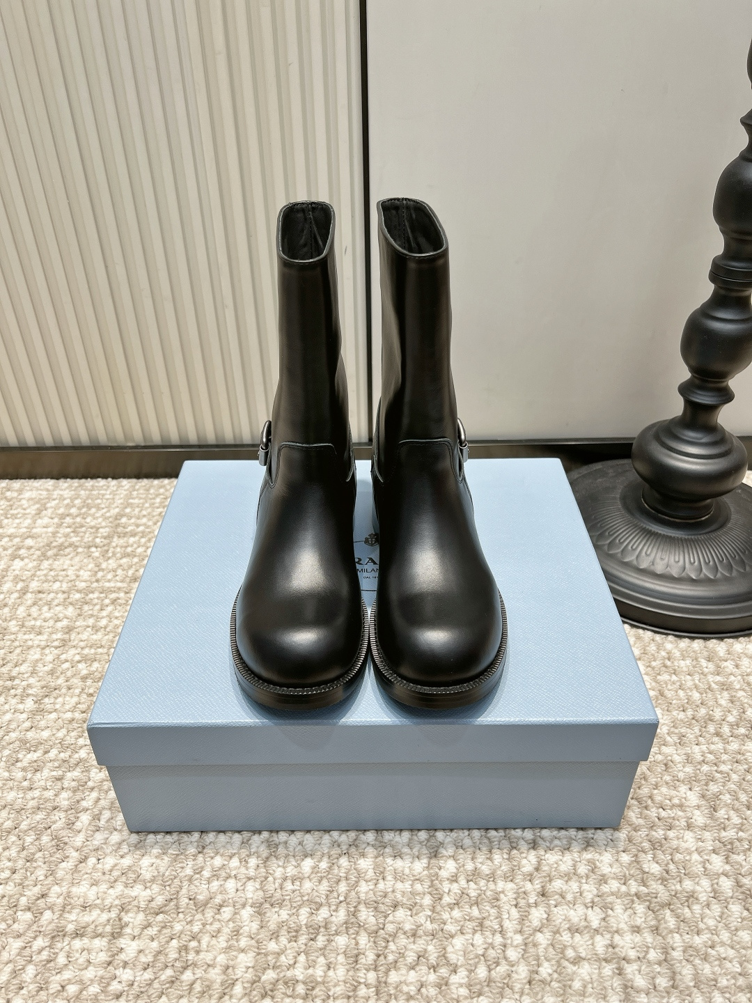 NO:958574,Prada black glossy cowhide buckle mid-calf knight boots 26ss Prada classic black knight boots | The king of all-match autumn and winter commuting. The neat straight boot shape has a smart aura, and the delicate glossy cowhide texture is full of texture. The side metal buckles are low-key embellishments, simple but not monotonous. The round toe + thick heel combination is super friendly for sisters with wide feet and walks steadily.  Wear it with suit pants for smart commuting, wear it with skinny jeans for a casual and casual look, and it’s a high-end look in autumn and winter with your eyes closed!  Upper layer of cowhide, foot pads, sheepskin cushions, outsole, rubber outsole, size 35-41 (customized, non-refundable), boots, prada, prada, boots, jeans, business suit, cowhide, sheepskin19860909Prada 普拉达黑色光面牛皮扣饰中筒骑士短靴26ss Prada经典黑骑士短靴｜秋冬通勤百搭王者 利落直筒靴型自带干练气场,细腻光面牛皮质感拉满 侧边金属扣低调点缀,简约却不单调 圆头+粗跟组合,对宽脚姐妹超友好,走路稳稳当当 配西装裤利落通勤,搭紧身牛仔裤随性休闲,秋冬穿搭闭眼搭都高级！ 鞋面头层牛皮 垫脚羊皮软垫 大底橡胶大底 码数35-41（定做不退换）,靴子,prada,prada,boots,jeans,business suit,cowhide,sheepskin,Women's Shoes