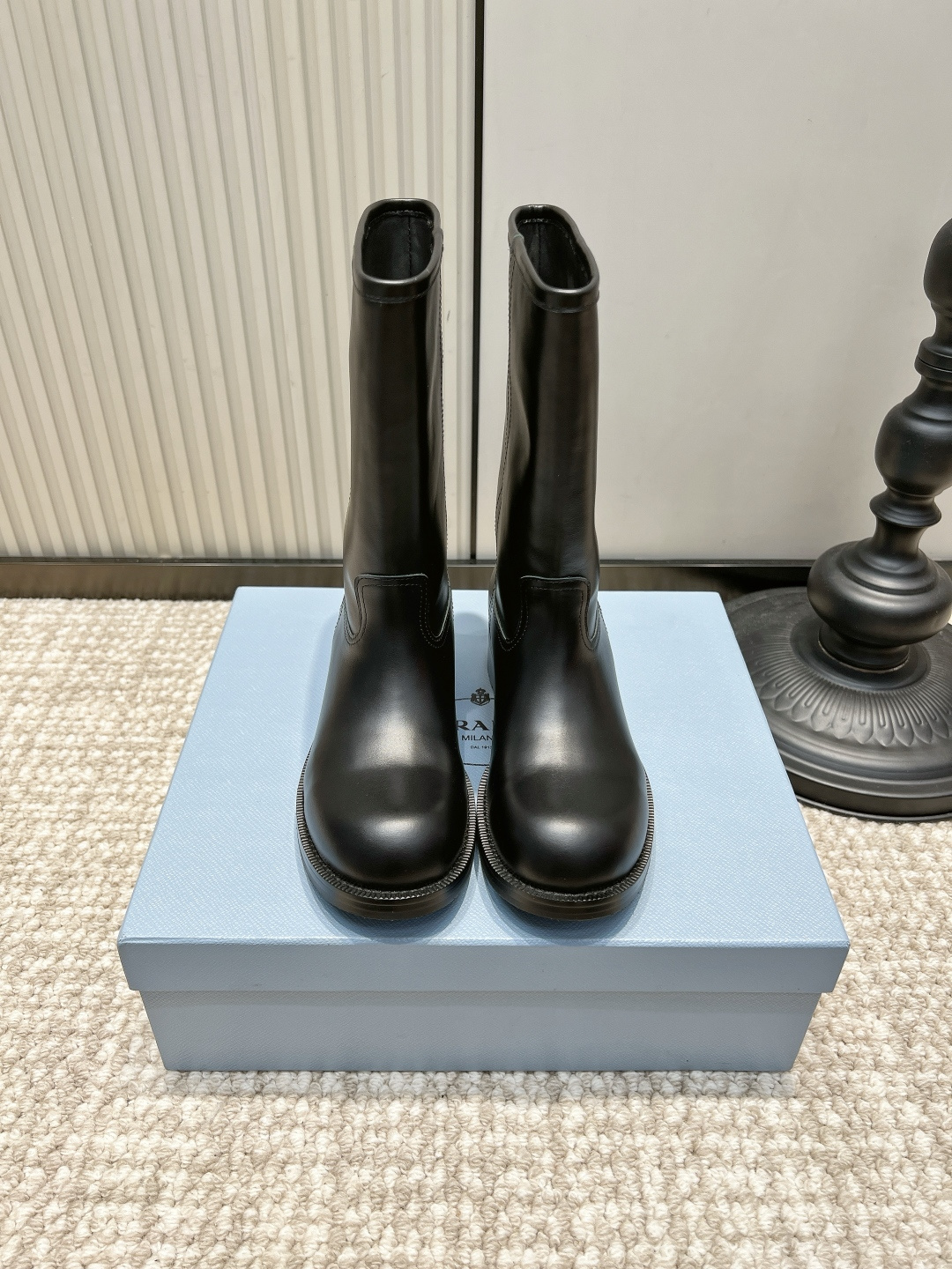 NO:958580,Prada black glossy cowhide simple straight mid-calf knight boots 26ss Prada minimalist knight mid-calf boots | Autumn and winter low-key texture ceiling The clean straight boot shape is so eye-catching, and the delicate cowhide has a high-end soft light texture. Simple design without complicated accessories, classic and versatile and not easy to go out of style. The round-toe thick heel is friendly to all foot types and walks steadily.  Wear it with suit pants for smart commuting, or with skinny jeans for a casual and casual look. Wear it casually in autumn and winter to look elegant!  Upper layer of cowhide, foot pads, sheepskin cushions, outsole, rubber outsole, size 35-41 (customized, non-refundable), boots, prada, prada, boots, jeans, business suit, cowhide, sheepskin19860909Prada 普拉达黑色光面牛皮简约直筒中筒骑士靴26ss Prada极简骑士中筒靴｜秋冬低调质感天花板 干净利落的直筒靴型太耐看,细腻牛皮自带高级柔光质感 无繁复配饰的简约设计,经典百搭不容易过时 圆头粗跟对各种脚型都友好,走路稳稳当当 搭西装裤干练通勤,配紧身牛仔裤休闲随性,秋冬随便穿都显贵气！ 鞋面头层牛皮 垫脚羊皮软垫 大底橡胶大底 码数35-41（定做不退换）,靴子,prada,prada,boots,jeans,business suit,cowhide,sheepskin,Women's Shoes