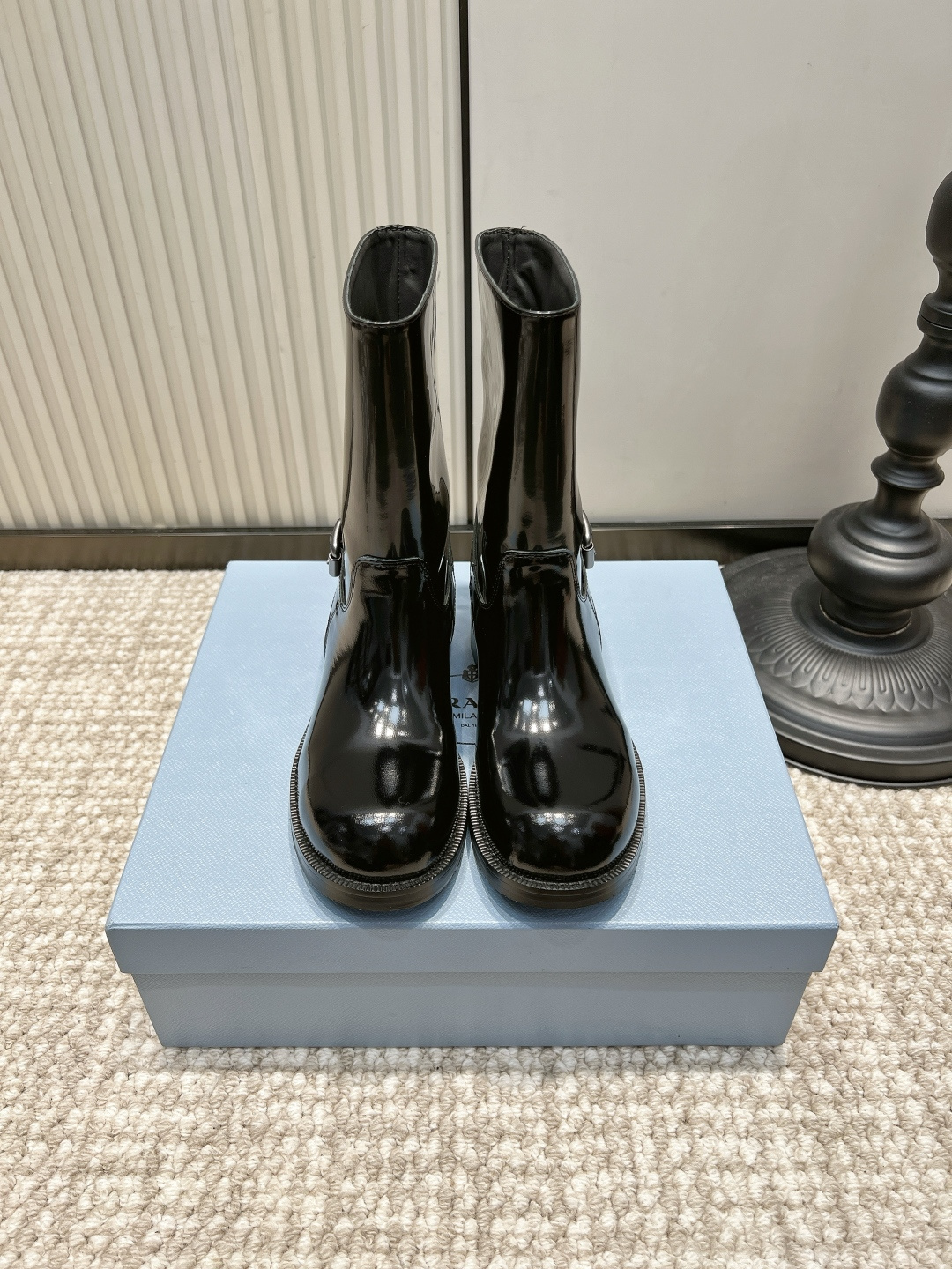 NO:958588,Prada glossy cowhide buckle mid-calf knight boots 26ss Prada glossy knight boots | Autumn and winter aura high-gloss model Translucent patent leather has a cool cool temperament, and its luster is super eye-catching in the sun Metal buckles on the side are embellished with details, simple but highly recognizable The thick heel and round toe are both comfortable and tolerant, suitable for all foot types. Wear it with a motorcycle jacket for cool outings, or with suit pants for commuting, it is a noble tool for autumn and winter wear!  Bright cowhide upper, sheepskin cushion for feet, rubber outsole, size 35-41 (customized, non-returnable), boots, prada, prada, boots, jackets & coats, business suit, cowhide, sheepskin19860909Prada 普拉达亮面牛皮搭扣中筒骑士靴26ss Prada亮面骑士靴｜秋冬气场高光款 透亮漆皮自带利落冷感气质,阳光下光泽超吸睛 侧边金属搭扣点缀细节,简约却辨识度拉满 粗跟圆头兼顾舒适与包容度,各种脚型都适配 配机车外套酷飒出街,搭西装裤通勤干练,秋冬穿搭的显贵利器！ 鞋面亮面牛皮 垫脚羊皮软垫 大底橡胶大底 码数35-41（定做不退换）,靴子,prada,prada,boots,jackets & coats,business suit,cowhide,sheepskin,Women's Shoes