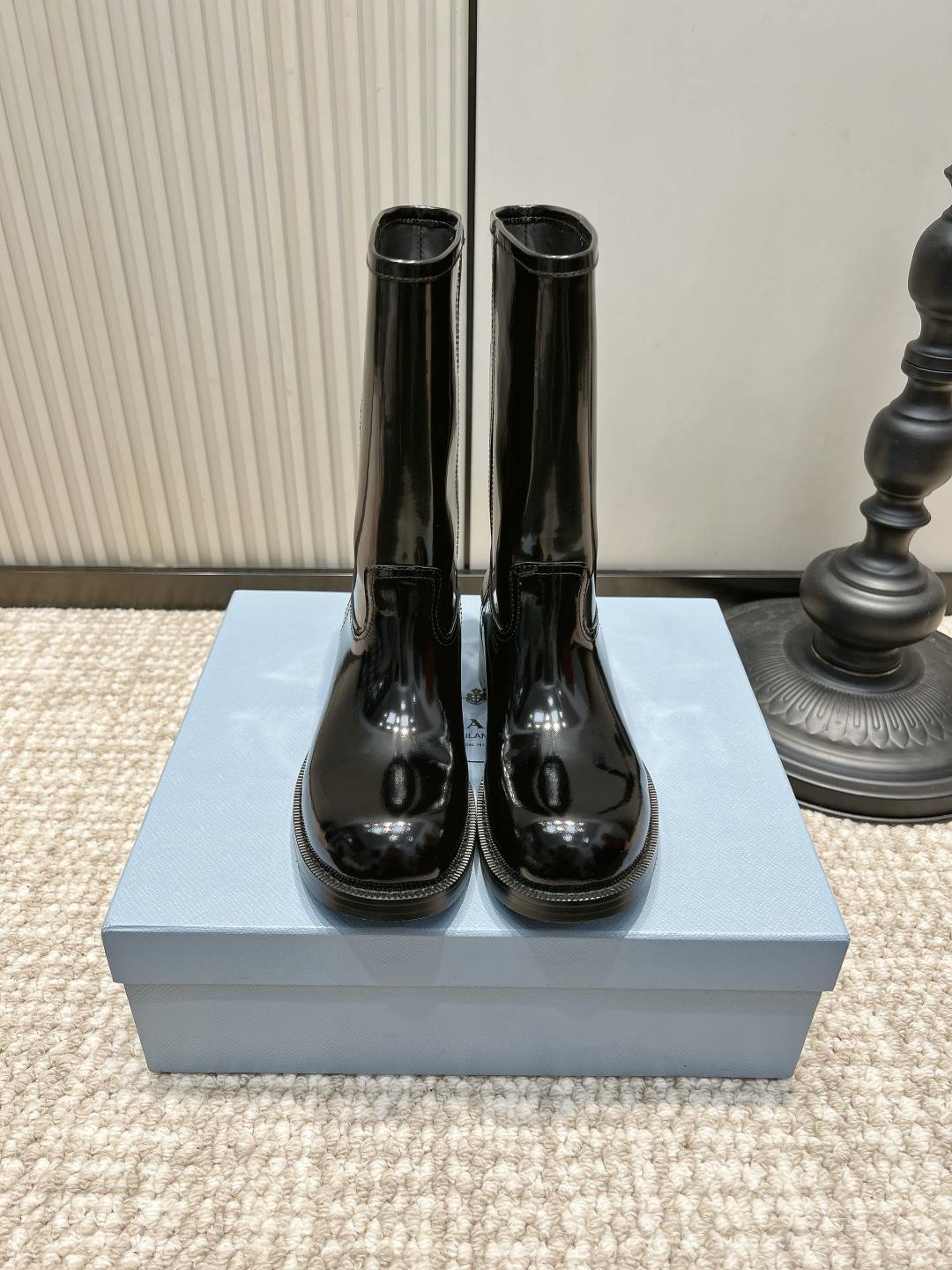 NO:958598,Prada glossy cowhide simple straight mid-calf knight boots 26ss Prada glossy straight knight boots | A must-have boot for autumn and winter with a high-end feel. The transparent glossy leather surface has a cool and luxurious texture, and the luster is super attractive under the light. Minimalist and superfluous design, classic and timeless. The straight boot shape quietly modifies the calf line and weakens the muscular legs. Pair it with a windbreaker for commuting, and wear it with jeans for a casual and cool style. You can easily adapt to various autumn and winter styles!  Bright cowhide upper, sheepskin cushion for feet, rubber outsole, size 35-41 (customized, non-returnable), boots, prada, prada, boots, cowhide, sheepskin19860909Prada 普拉达亮面牛皮简约直筒中筒骑士靴26ss Prada亮面直筒骑士靴｜秋冬高级感刚需靴款 通透亮面皮面自带冷调轻奢质感,光线之下光泽超动人 极简无多余设计,经典耐看不容易过时 直筒靴型悄悄修饰小腿线条,弱化肌肉腿 搭配风衣通勤干练,配牛仔穿搭随性飒爽,轻松拿捏秋冬多种风格！ 鞋面亮面牛皮 垫脚羊皮软垫 大底橡胶大底 码数35-41（定做不退换）,靴子,prada,prada,boots,cowhide,sheepskin,Women's Shoes