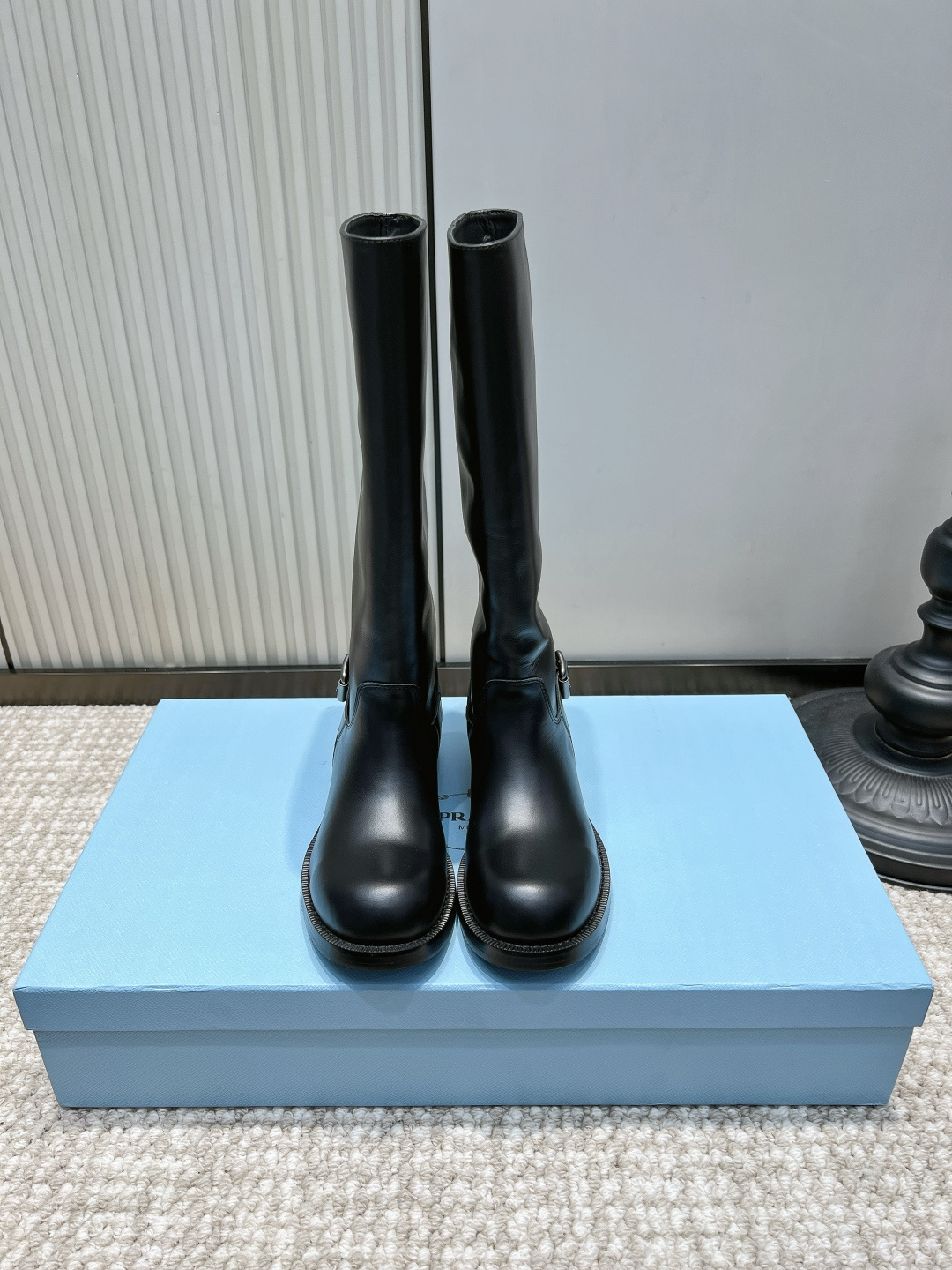 NO:958606,Prada Matte Cowhide Buckle Straight High Rider Boots 26ss Prada Matte High Rider Boots | A long-leg artifact with a sense of autumn and winter atmosphere. The warm matte cowhide brings a low-key elegance, and the straight boot shape is neat and majestic. The side metal buckles are exquisite, simple and not monotonous. The round-toe thick heel is friendly to all foot types and quietly elongates the proportion of the legs. Wear it with a windbreaker for commuting, or with tights for casual outings. You can easily capture the atmosphere of autumn and winter!  Upper layer of cowhide, foot pads of sheepskin cushions, rubber outsole, size 35-41 (customized, non-refundable), boots, prada, prada, boots, cowhide, sheepskin19860909Prada 普拉达哑光牛皮搭扣直筒高筒骑士靴26ss Prada哑光高筒骑士靴｜秋冬氛围感长腿神器 温润哑光牛皮自带低调贵气,直筒靴型利落又大气 侧边金属搭扣精致点睛,简约不单调 圆头粗跟对各种脚型友好,悄悄拉长腿部比例 配风衣飒爽通勤,搭紧身裤休闲出街,秋冬氛围感轻松拿捏！ 鞋面头层牛皮 垫脚羊皮软垫 大底橡胶大底 码数35-41（定做不退换）,靴子,prada,prada,boots,cowhide,sheepskin,Women's Shoes