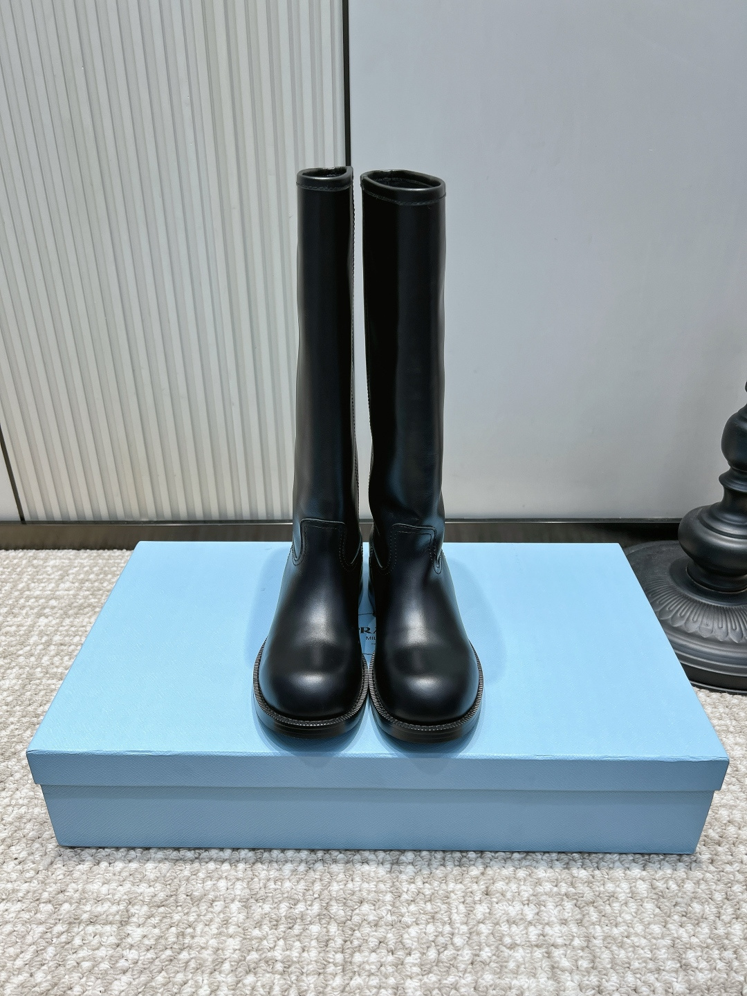 NO:958612,Prada Matte Cowhide Simple Straight High Rider Boots 26ss Prada Matte High Rider Boots | A low-key tool for long legs in autumn and winter. The warm matte leather surface has a calm texture, and the neat straight boot shape elongates the leg line vertically. The clean and simple style is easy to wear and will not go out of style for many years. The thick heel and round toe are both comfortable and tolerant, and can be adapted to various foot types.  Wear it with a long windbreaker for a full aura, or pair it with skinny jeans for a casual and casual look. It’s a sure-fire look for autumn and winter vibes!  Upper layer of cowhide, foot pads, sheepskin cushions, outsole, rubber outsole, size 35-41 (customized, non-refundable), boots, prada, prada, boots, jeans, cowhide, sheepskin19860909Prada 普拉达哑光牛皮简约直筒高筒骑士靴26ss Prada哑光高筒骑士靴｜秋冬低调长腿利器 温润哑光皮面自带沉静质感,利落直筒靴型纵向拉长腿部线条 干净简约的款式不挑穿搭,多年穿搭都不易过时 粗跟圆头兼顾舒适与包容度,各种脚型都能适配 搭长款风衣气场拉满,配紧身牛仔裤休闲随性,秋冬氛围感穿搭稳稳拿捏！ 鞋面头层牛皮 垫脚羊皮软垫 大底橡胶大底 码数35-41（定做不退换）,靴子,prada,prada,boots,jeans,cowhide,sheepskin,Women's Shoes