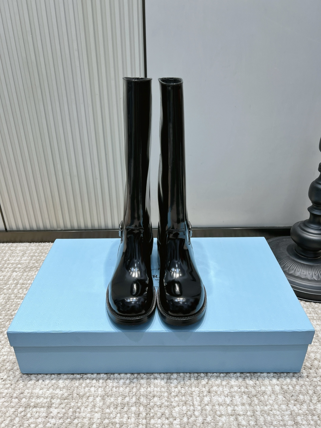 NO:958620,Prada glossy cowhide buckle high knight boots 26ss Prada glossy tall knight boots | A high-gloss item for autumn and winter. The glossy leather surface has a cool and noble air, and the texture is outstanding when the light flows. The metal buckle on the side adds neat details and makes it more recognizable. The straight version stretches the leg line longitudinally, making it easy to wear long comic legs.  Wear it with a motorcycle jacket for a cool look on the street, or with a coat for commuting, you can switch between multiple styles at will!  Upper layer of cowhide, foot pads of sheepskin cushions, rubber outsole, size 35-41 (customized, non-returnable), boots, prada, prada, boots, jackets & coats, cowhide, sheepskin19860909Prada 普拉达亮面牛皮搭扣高筒骑士靴26ss Prada亮面高筒骑士靴｜秋冬气场高光单品 莹润亮面皮面自带冷冽贵气,光线流转间质感出众 侧边金属搭扣增添利落细节,辨识度拉满 直筒版型纵向拉伸腿部线条,轻松穿出漫画长腿 搭配机车外套酷飒出街,配大衣通勤干练,多种风格随心切换！ 鞋面头层牛皮 垫脚羊皮软垫 大底橡胶大底 码数35-41（定做不退换）,靴子,prada,prada,boots,jackets & coats,cowhide,sheepskin,Women's Shoes